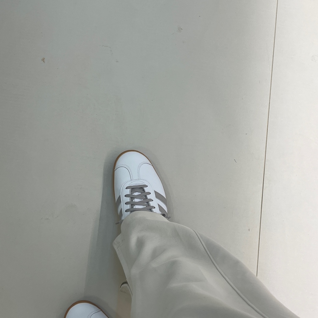 Adidas Gazelle White Grey 착용 스타일