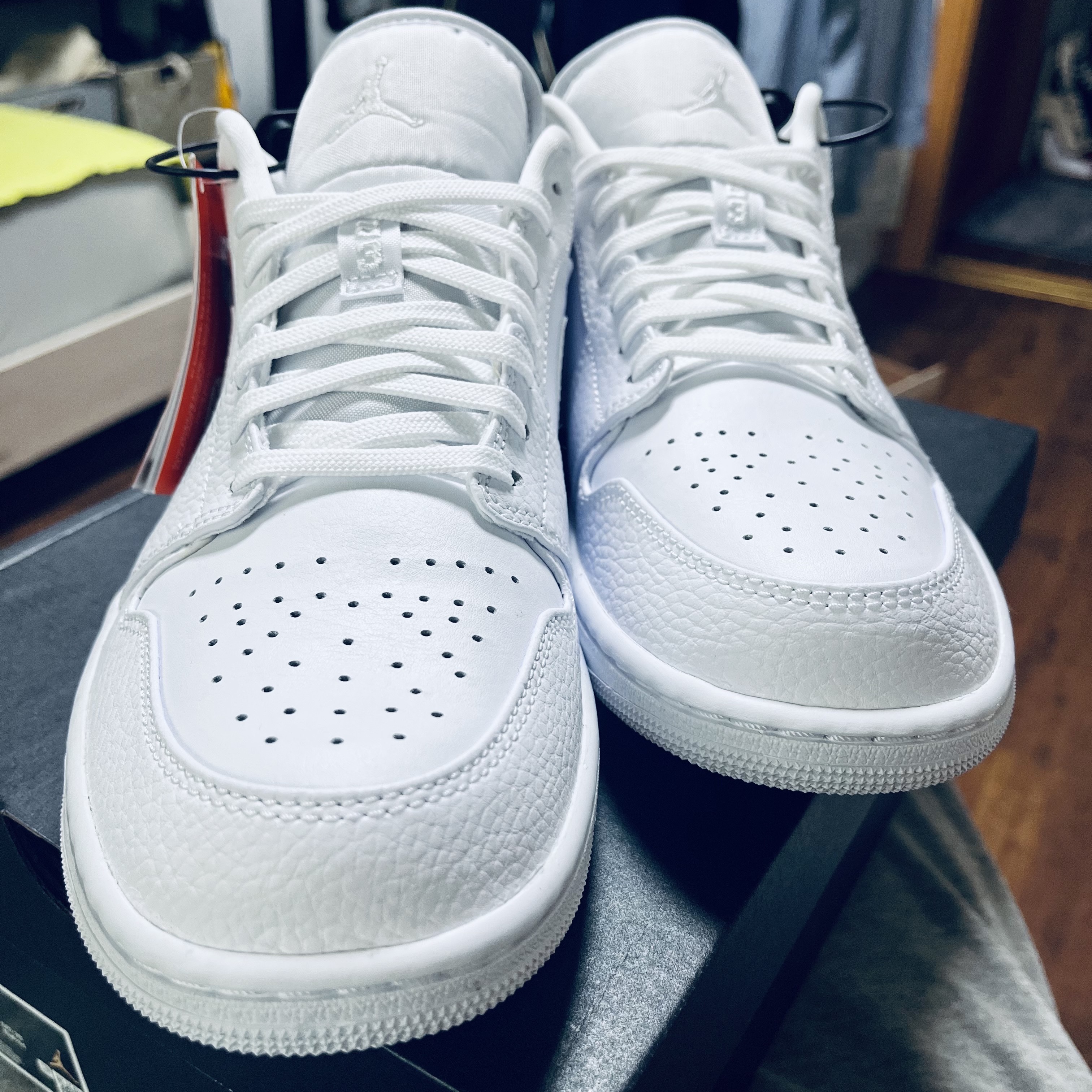 Jordan 1 Low Triple White Tumbled Leather 2020 착용 스타일 - 3