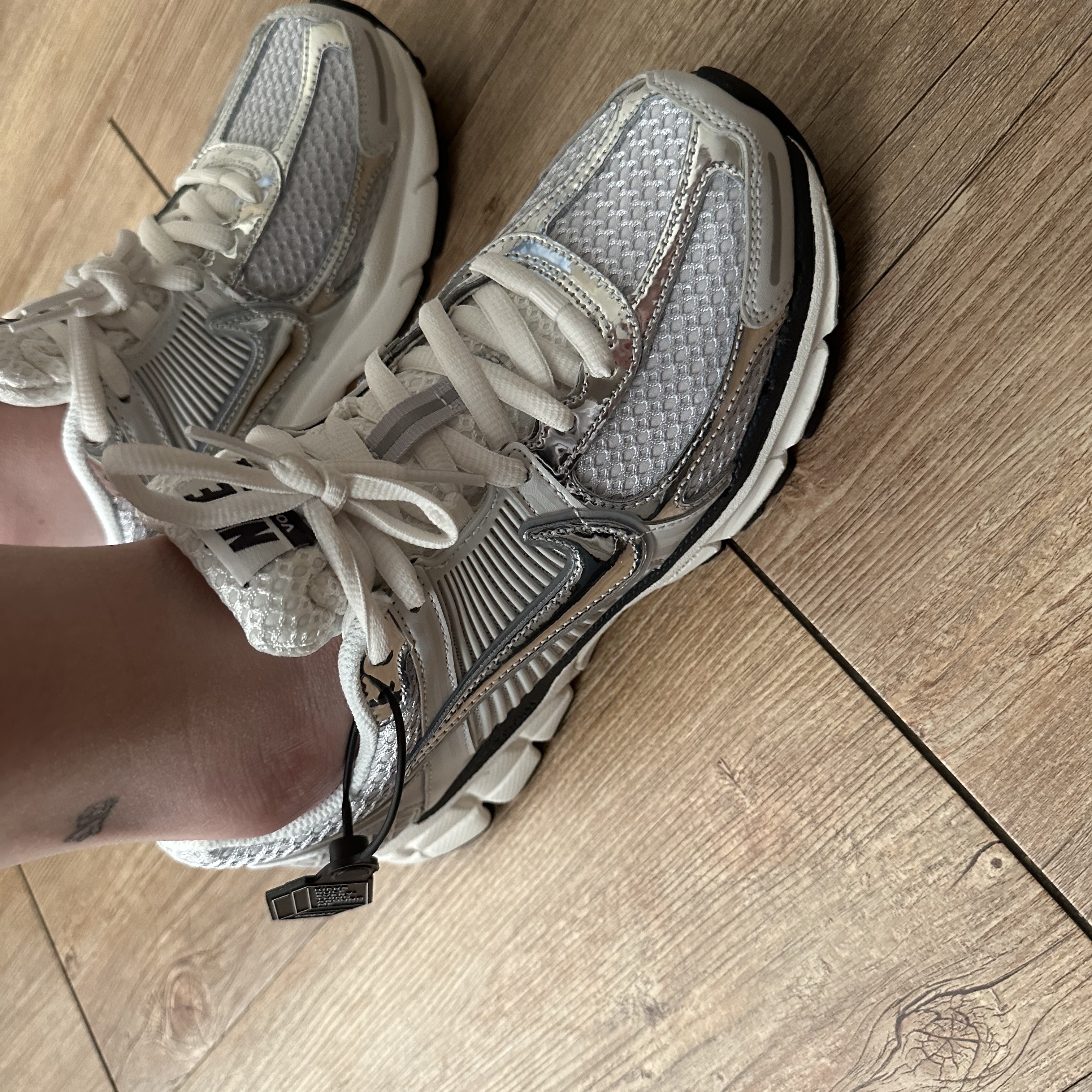 (W) Nike Zoom Vomero 5 Photon Dust and Metallic Silver 착용 스타일