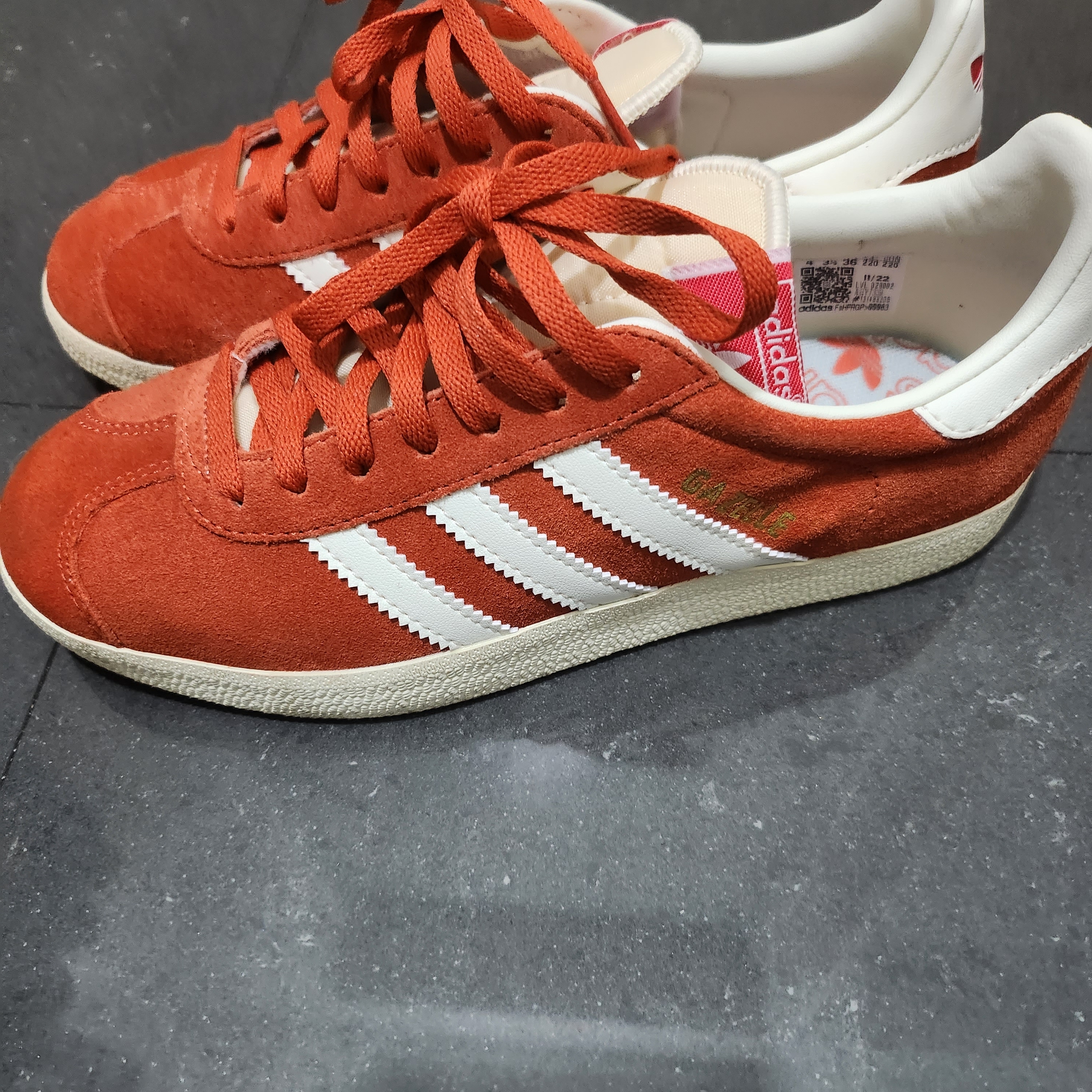 Adidas Gazelle Preloved Red Off White 착용 스타일