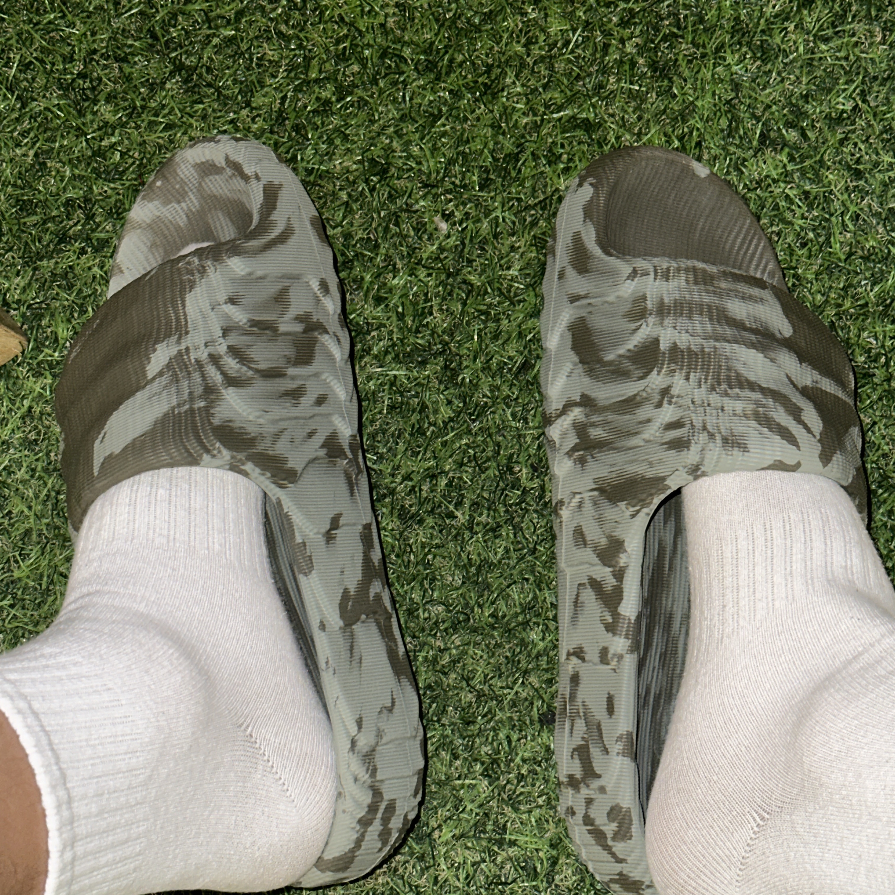 Adidas Adilette 22 Olive Strata 착용 스타일 - 2