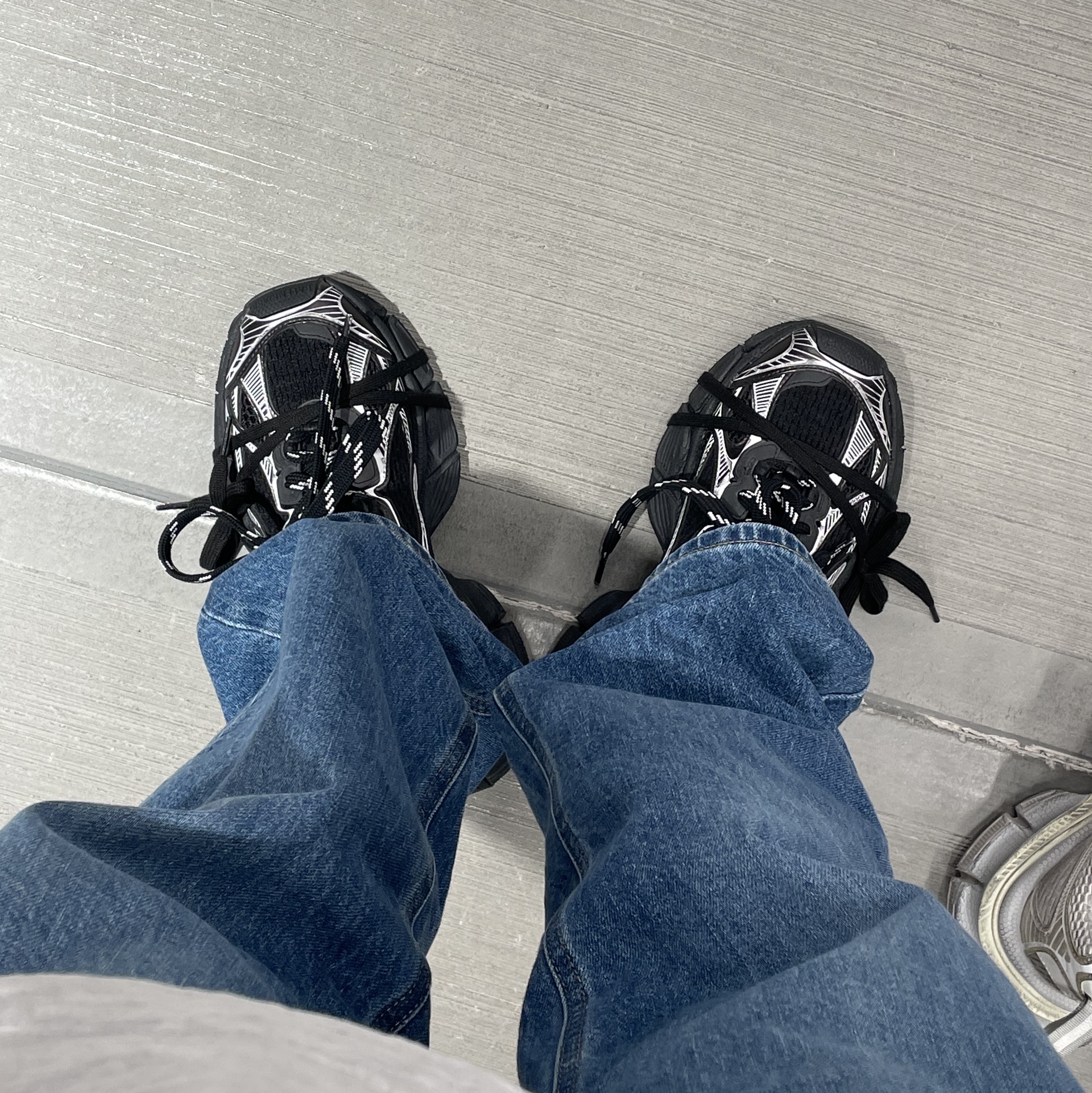 Balenciaga 3XL Sneakers Black White 착용 스타일