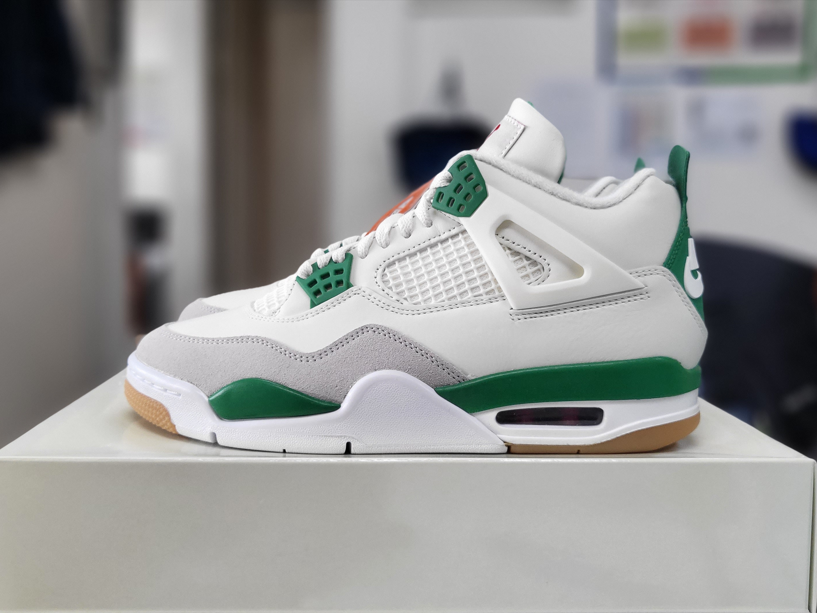Jordan 4 x Nike SB Retro SP Pine Green 착용 스타일
