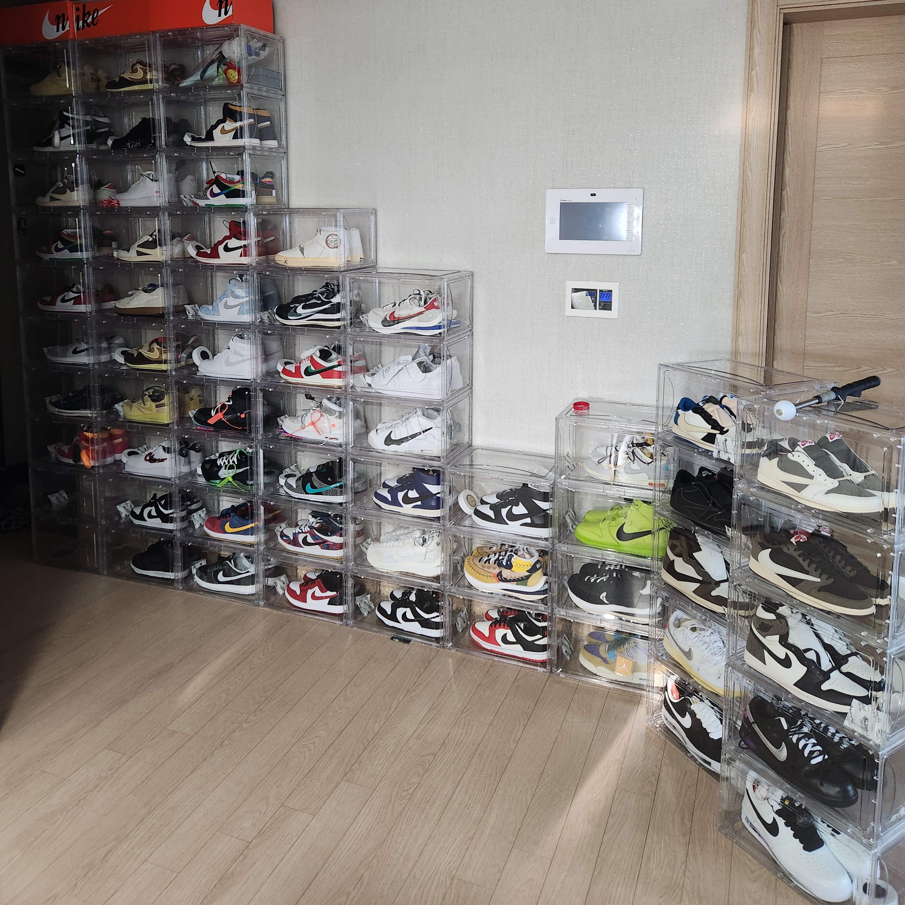 Jordan 1 x Travis Scott Retro Low OG SP Sail and Ridgerock, Jordan 1 x Travis Scott Retro Low OG SP Black Phantom 착용 스타일