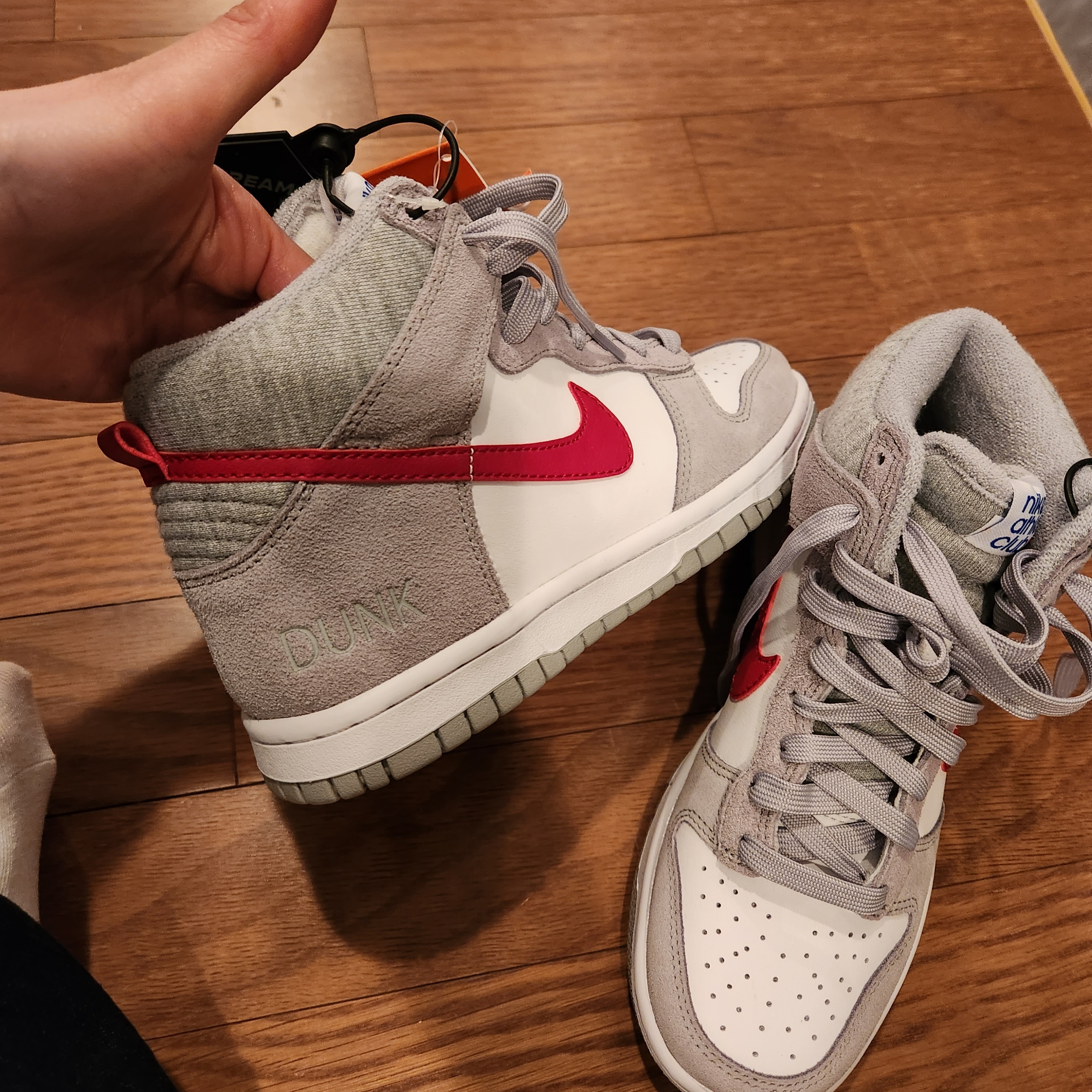 (GS) Nike Dunk High SE Athletic Club Grey Red 착용 스타일 - 1