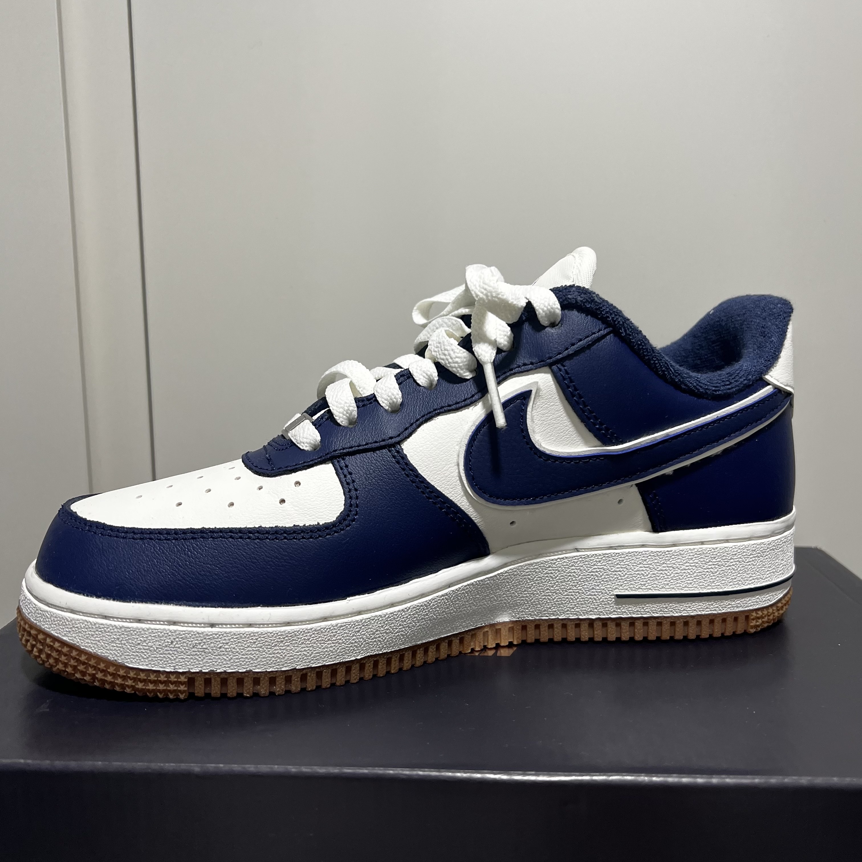 Nike Air Force 1 '07 LV8 Midnight Navy 착용 스타일
