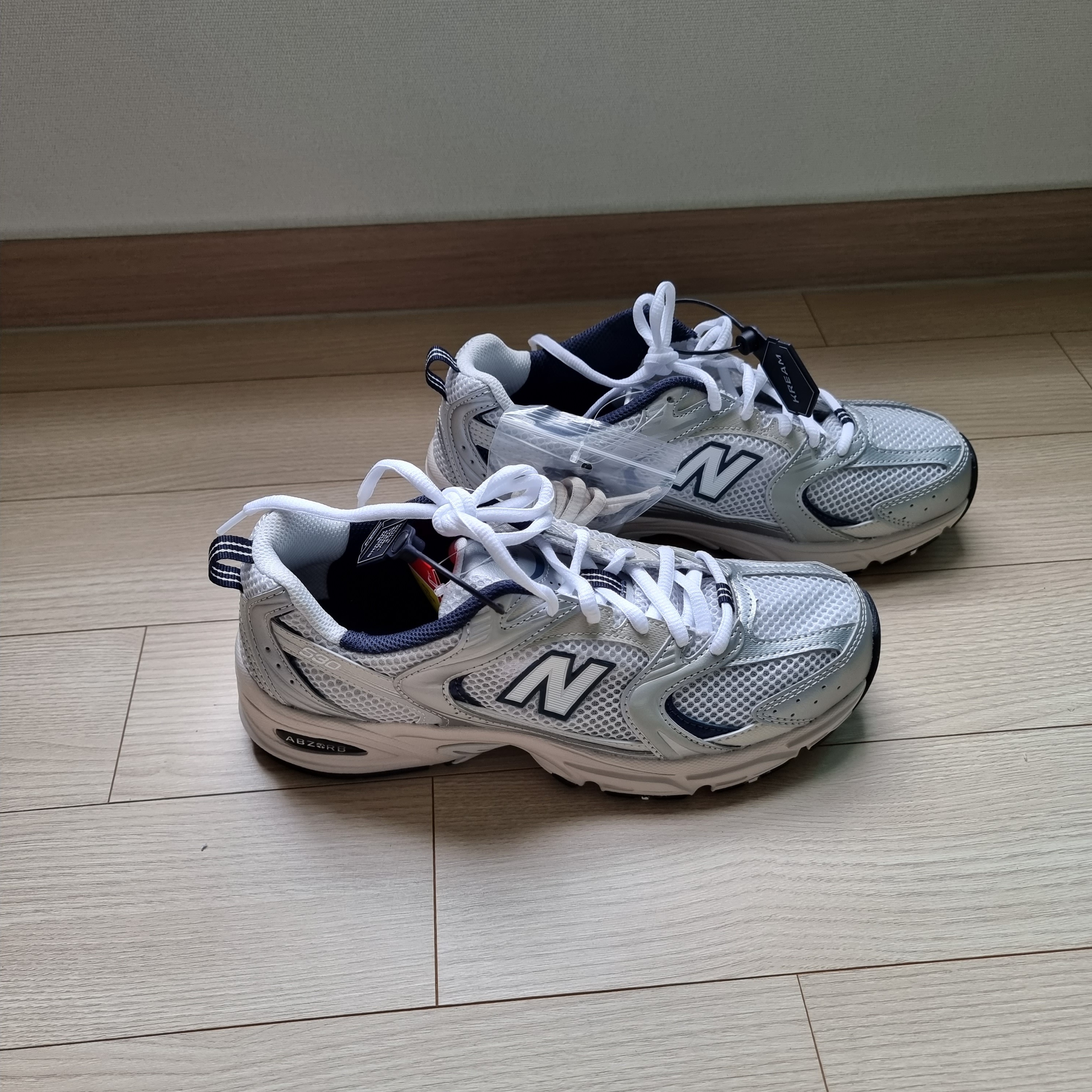 New Balance 530 Steel Grey 착용 스타일 - 1