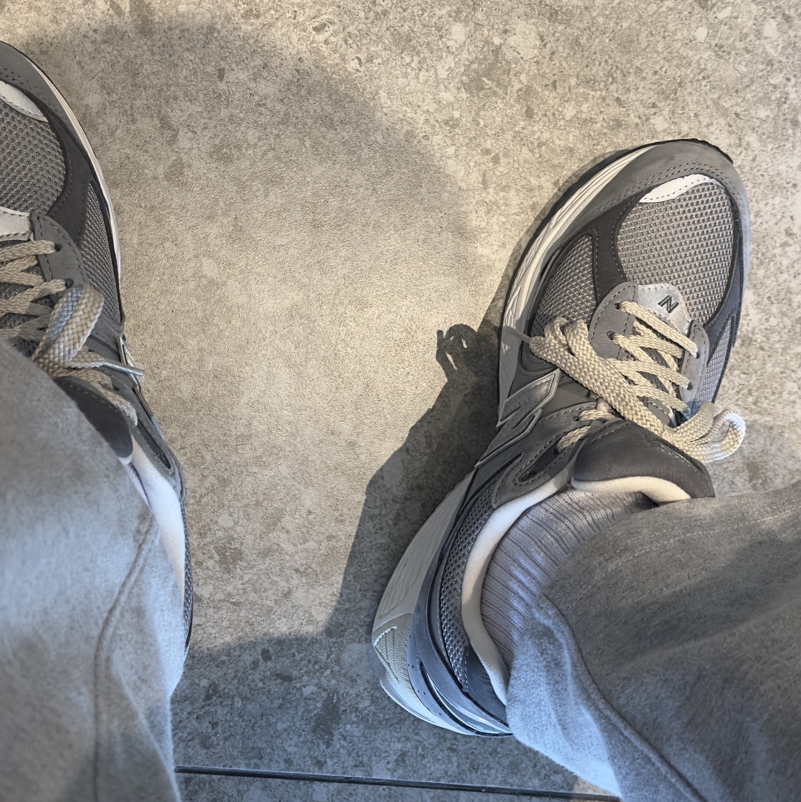 New Balance 2002R Premium Vintage Grey 착용 스타일