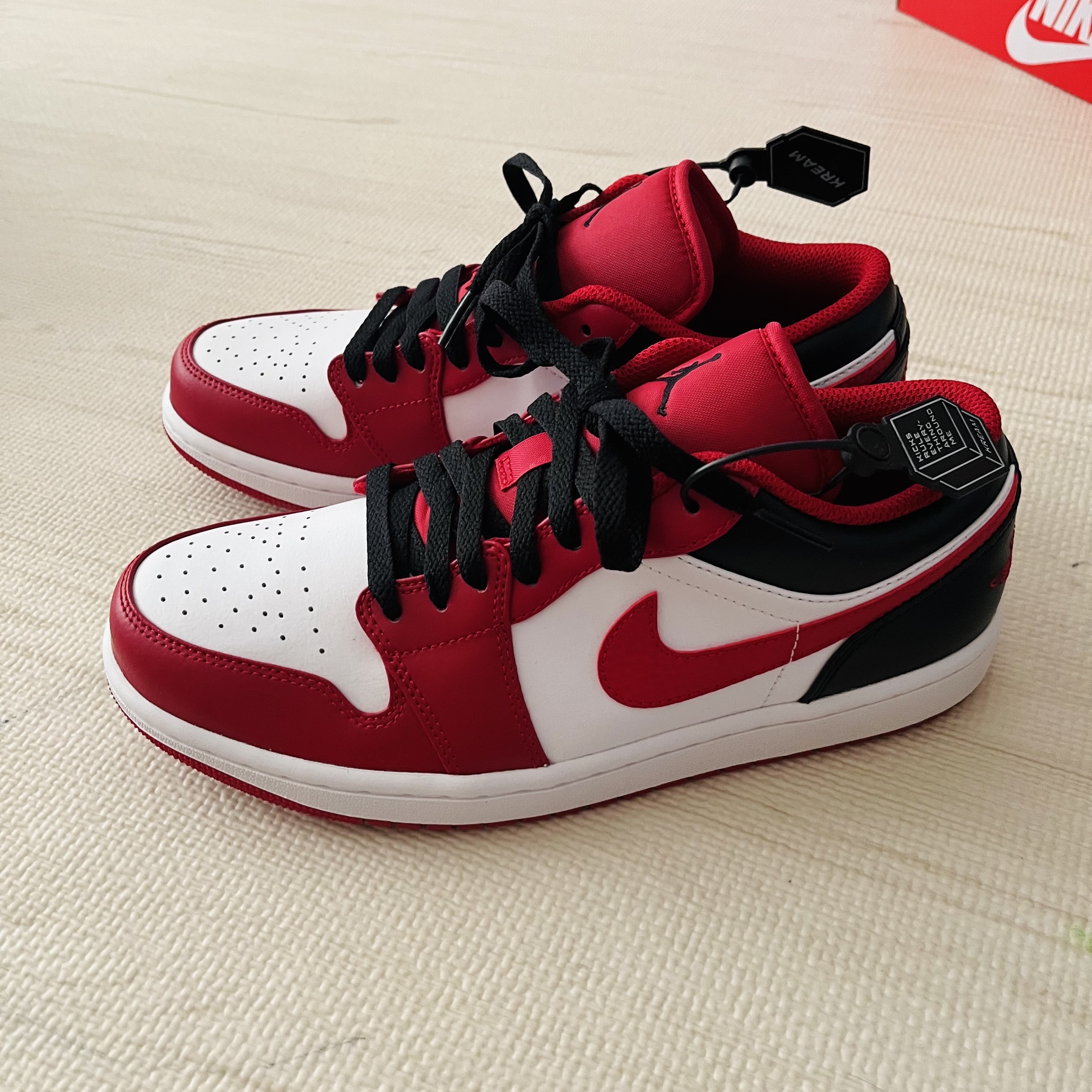 Jordan 1 Low White Gym Red Black 착용 스타일 - 3