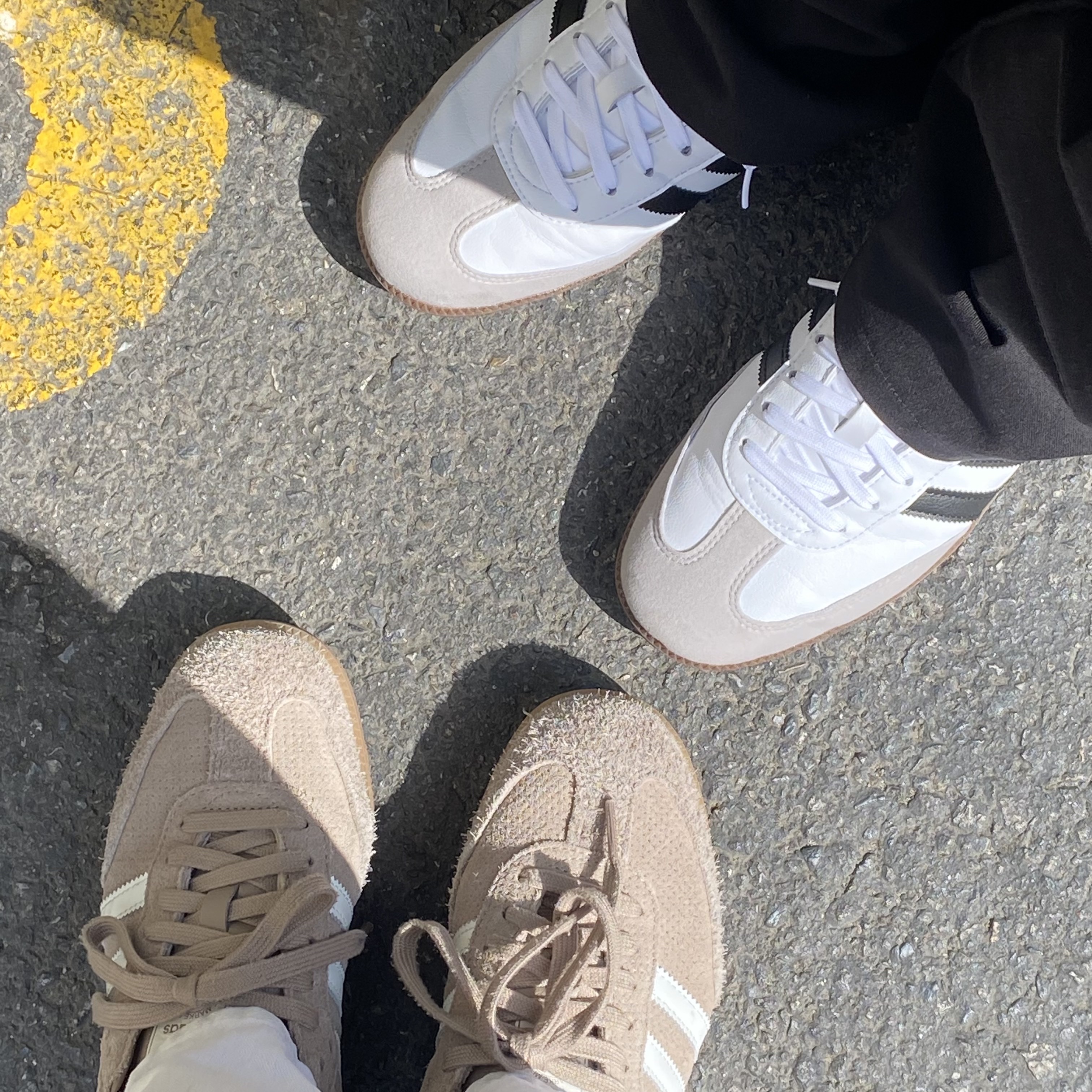 Adidas Samba OG Chalky Brown Core White, Adidas Samba Vegan White Black 착용 스타일 - 3