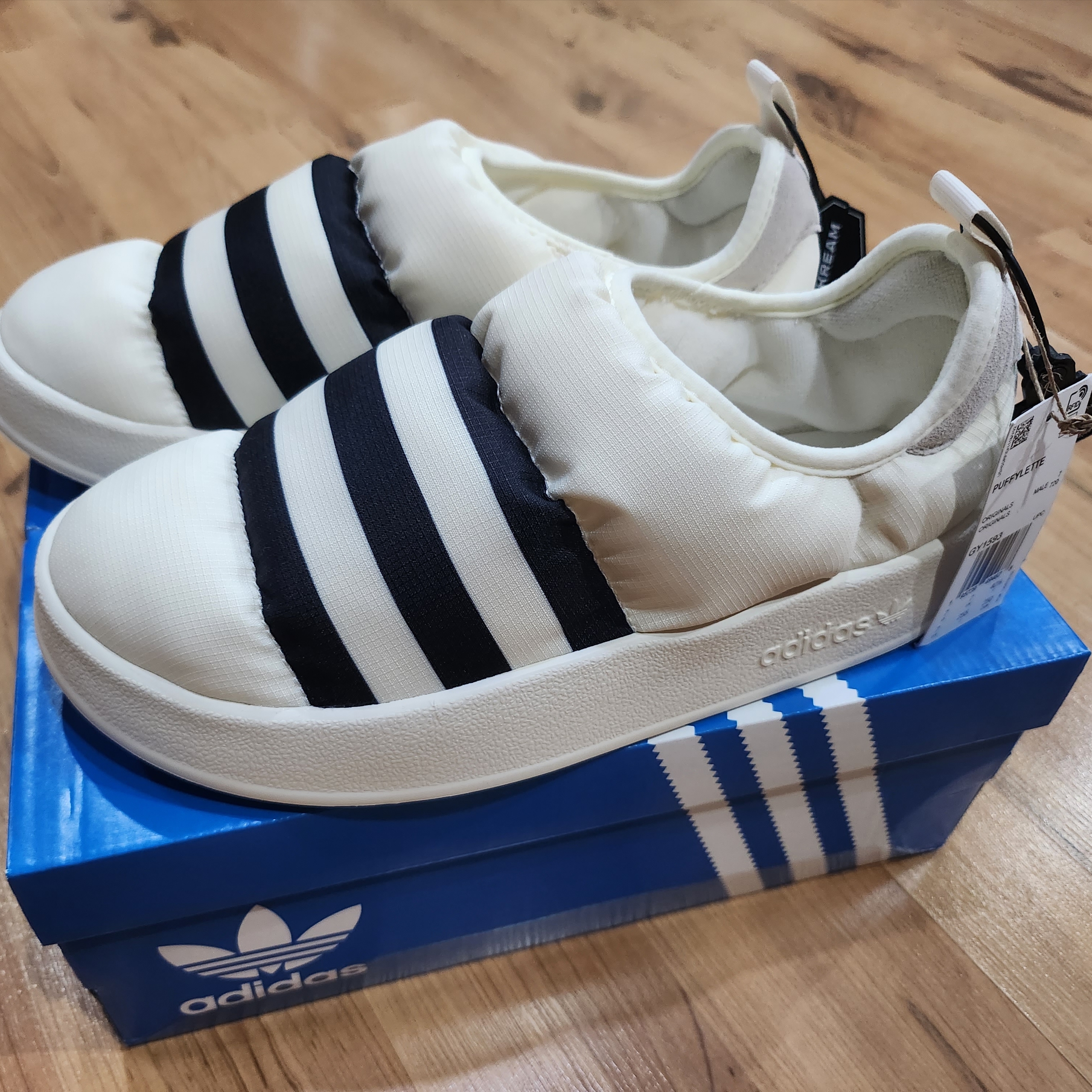 Adidas Puffylette Off White 착용 스타일 - 1