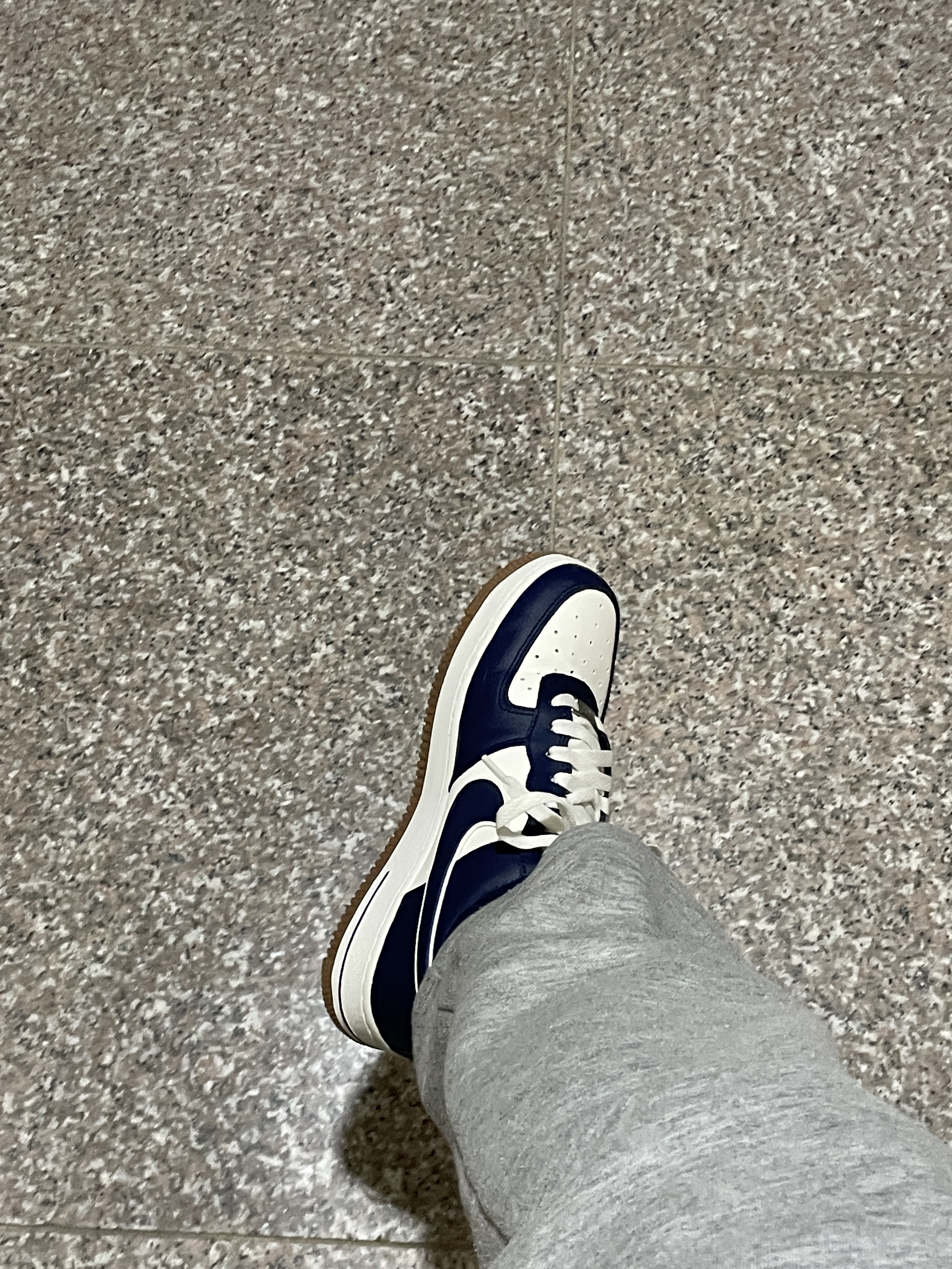 Nike Air Force 1 '07 LV8 Midnight Navy 착용 스타일 - 3