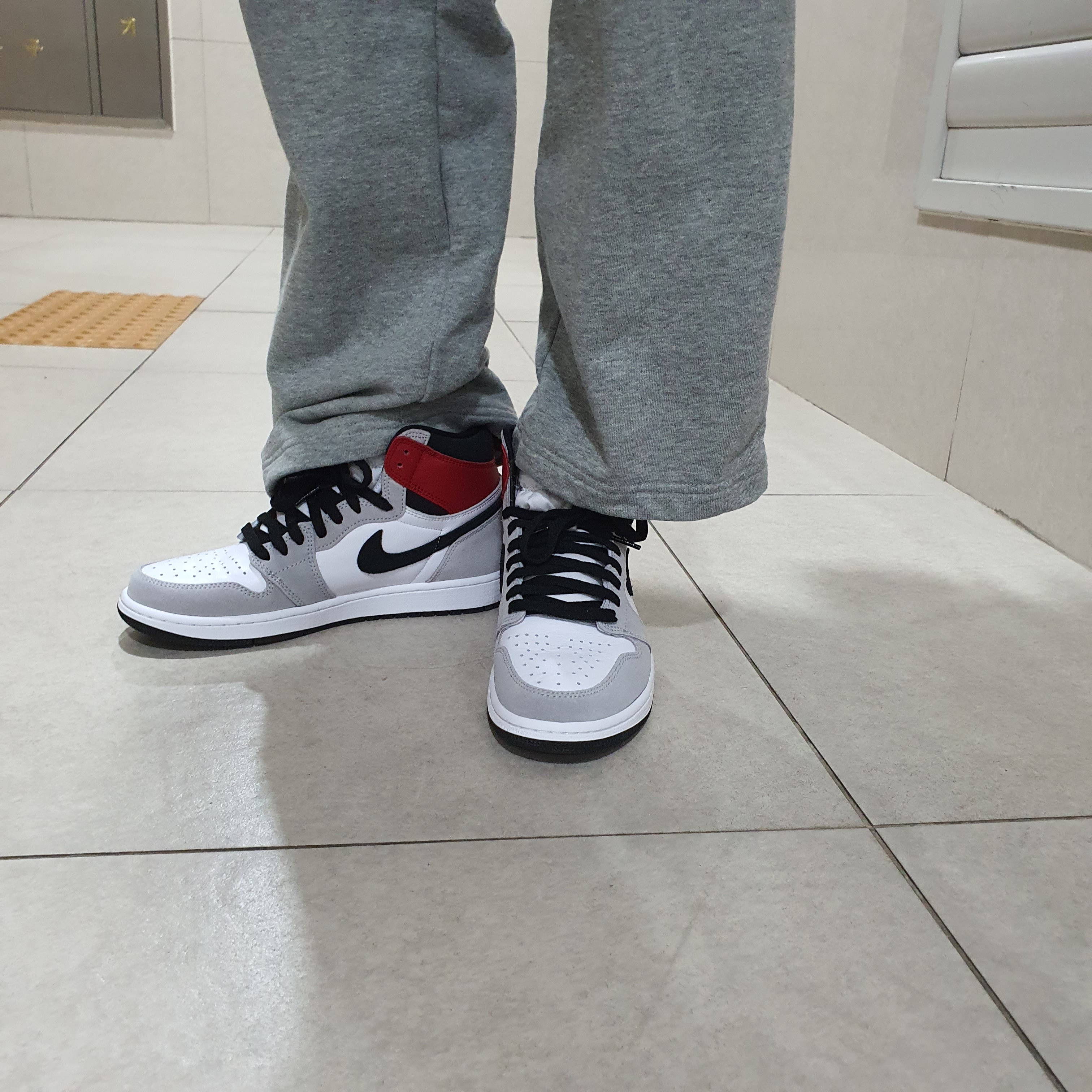 Jordan 1 Retro High OG Light Smoke Grey 착용 스타일 - 2