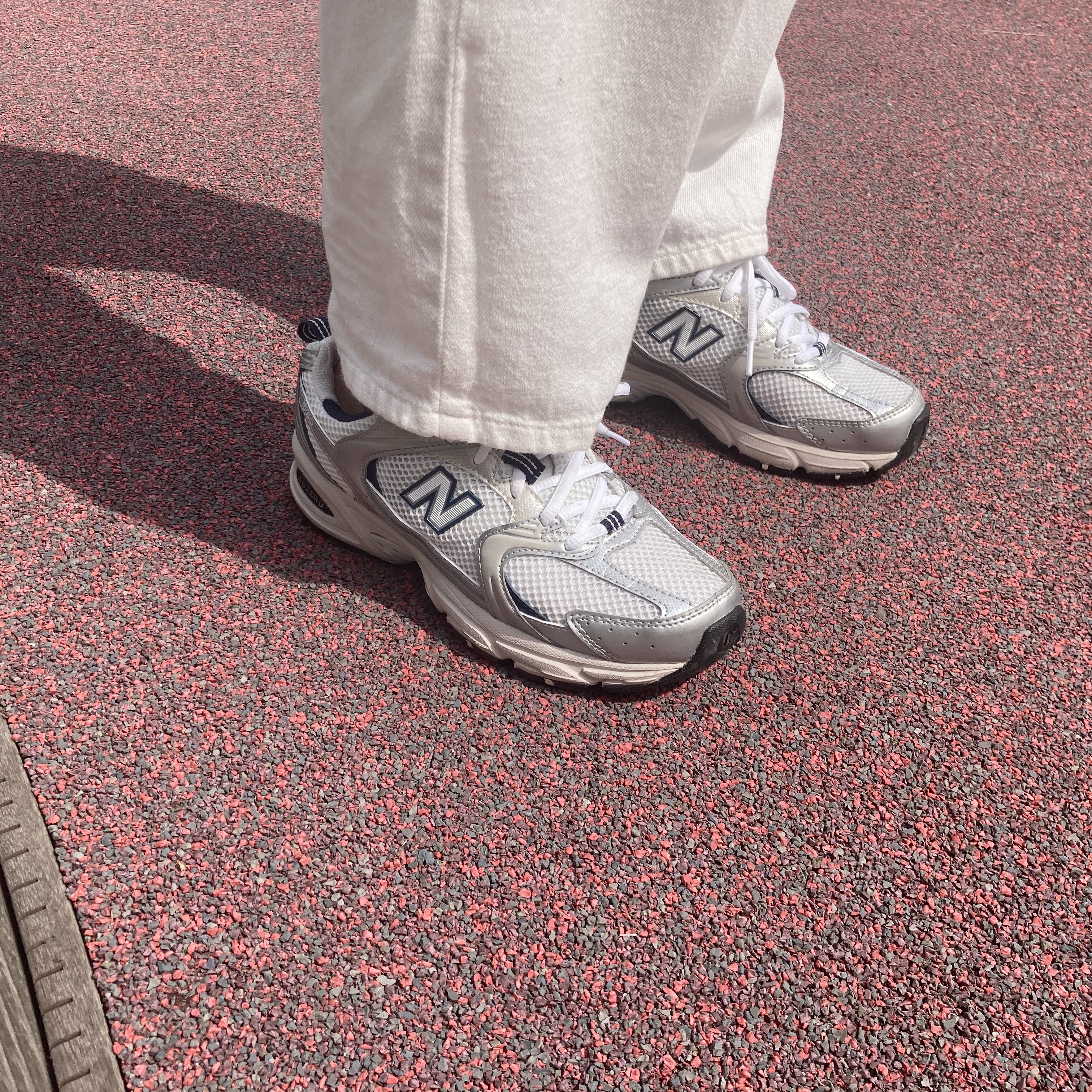 New Balance 530 Steel Grey 착용 스타일 - 1