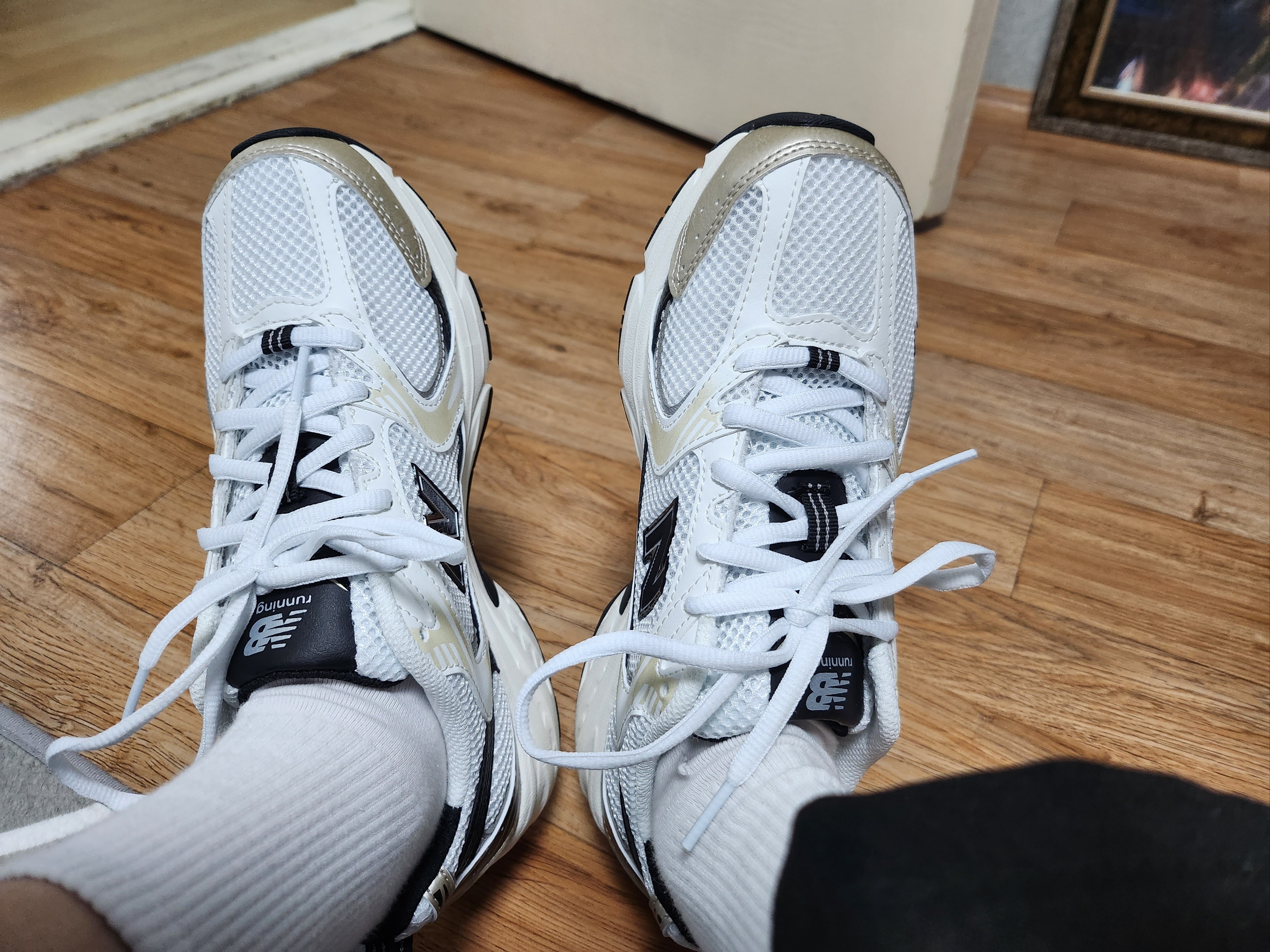 New Balance 530 White Gold 착용 스타일 - 2