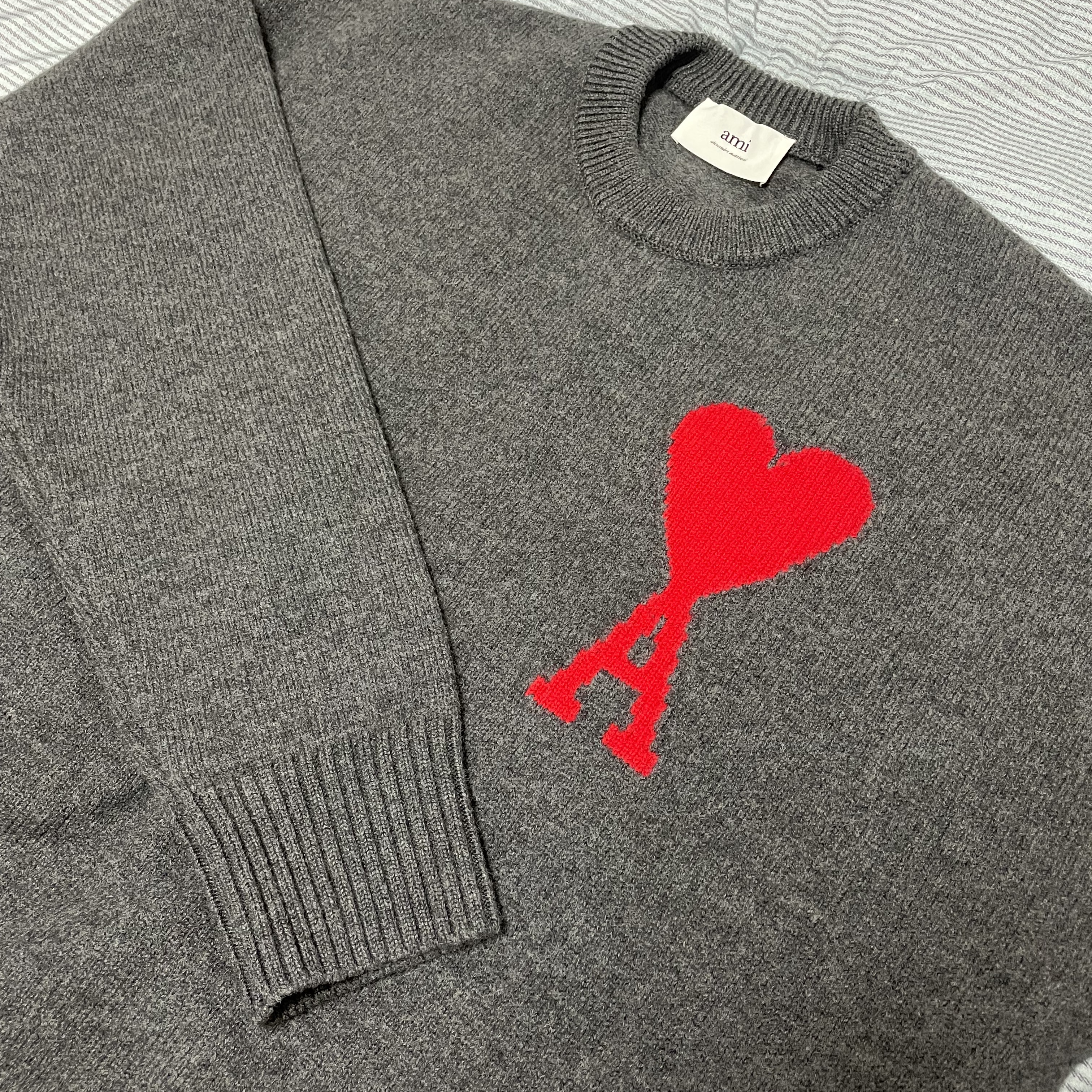 AMI de Coeur Oversize Intarsia Sweater Grey Red 착용 스타일