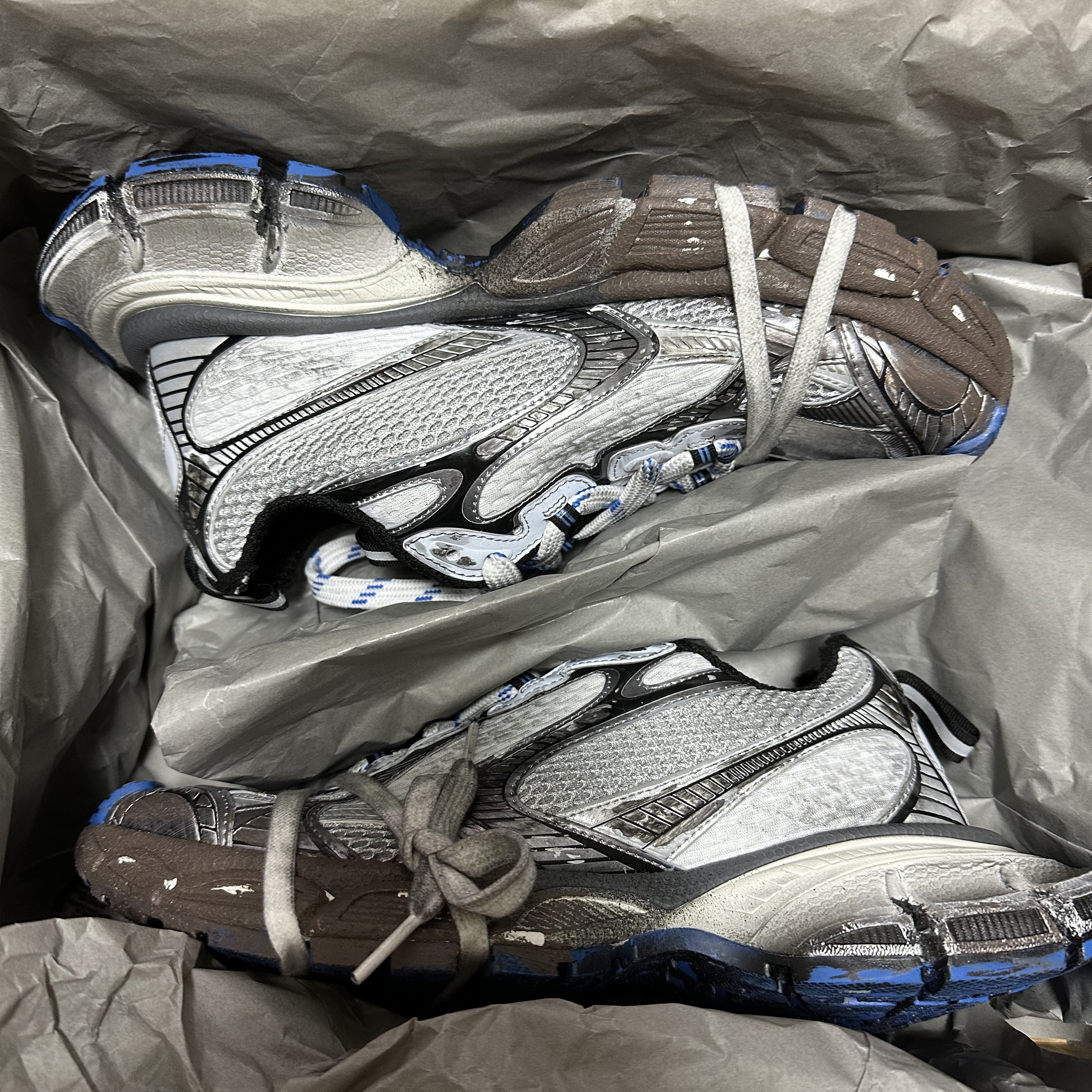 Balenciaga 3XL Sneakers Worn Out Grey White Blue 착용 스타일 - 1