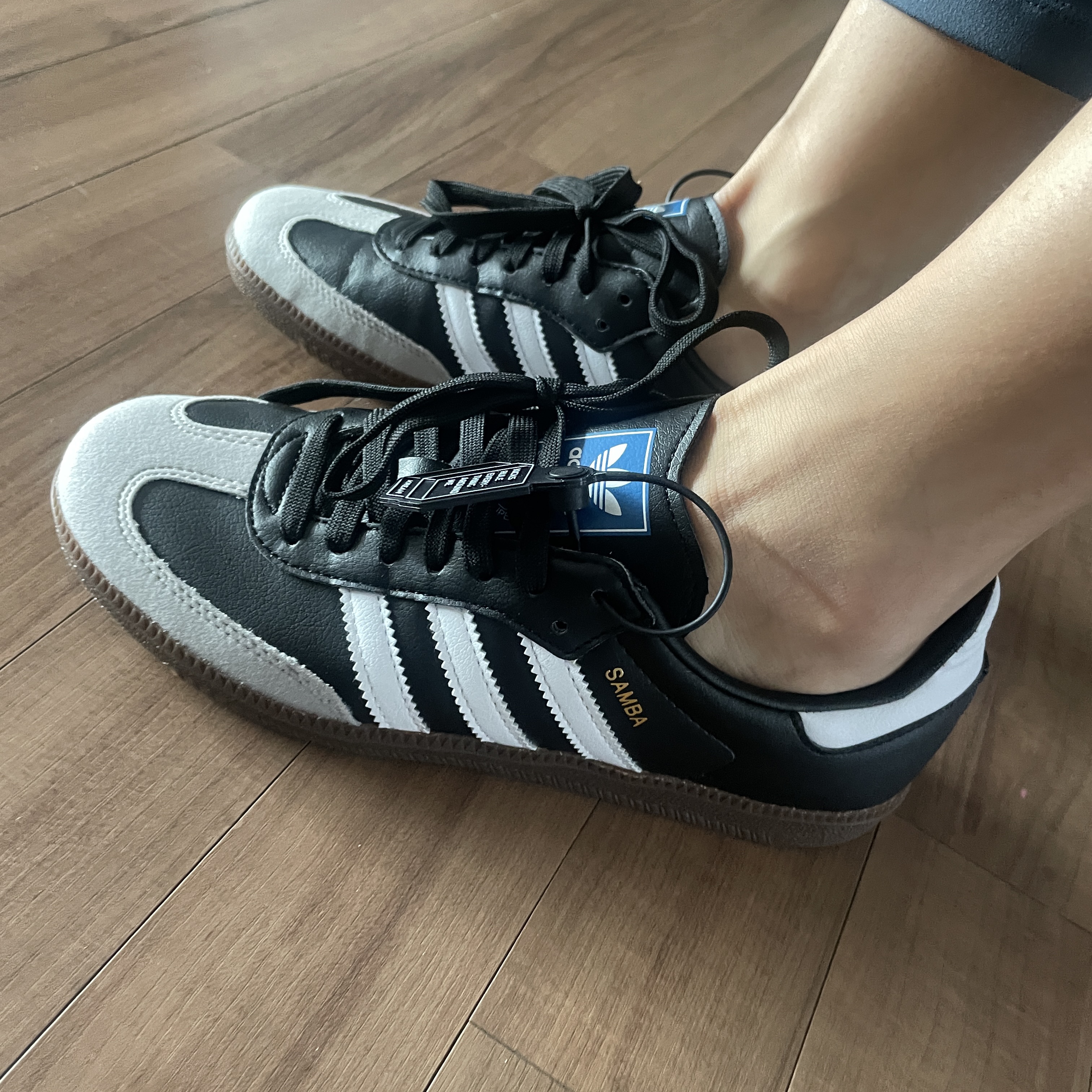 Adidas Samba Vegan Black White 착용 스타일 - 2