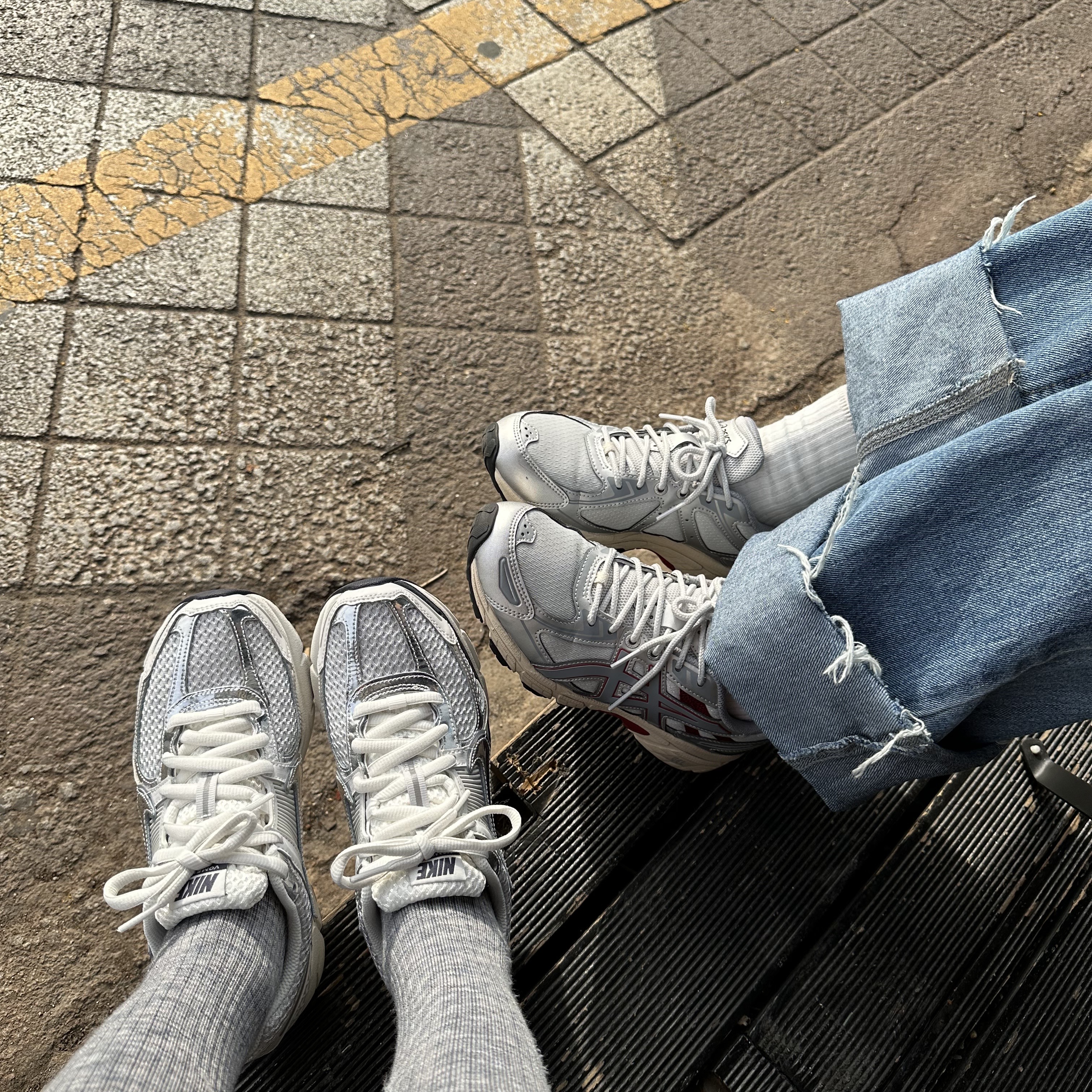 (W) Nike Zoom Vomero 5 Photon Dust and Metallic Silver 착용 스타일