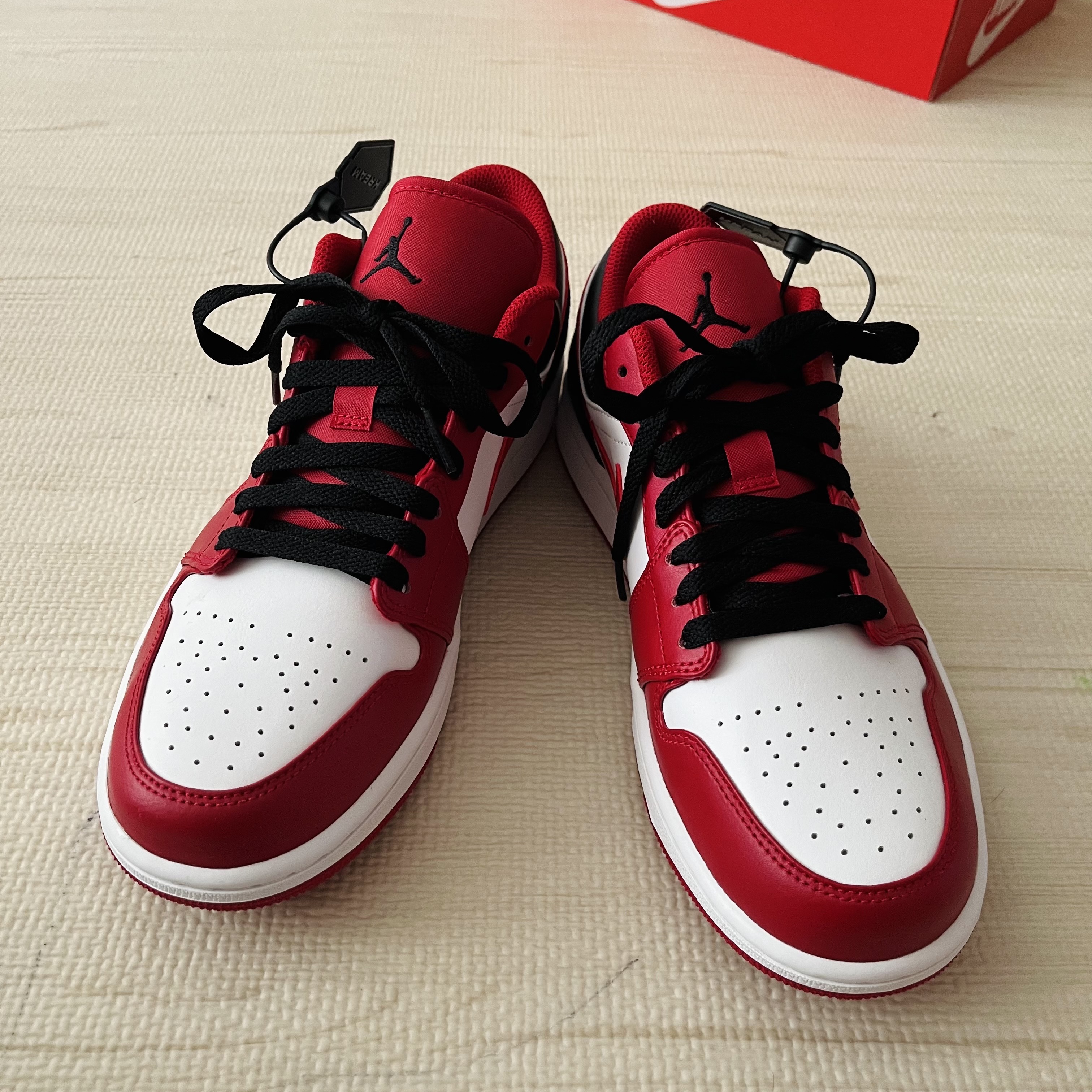 Jordan 1 Low White Gym Red Black 착용 스타일 - 2