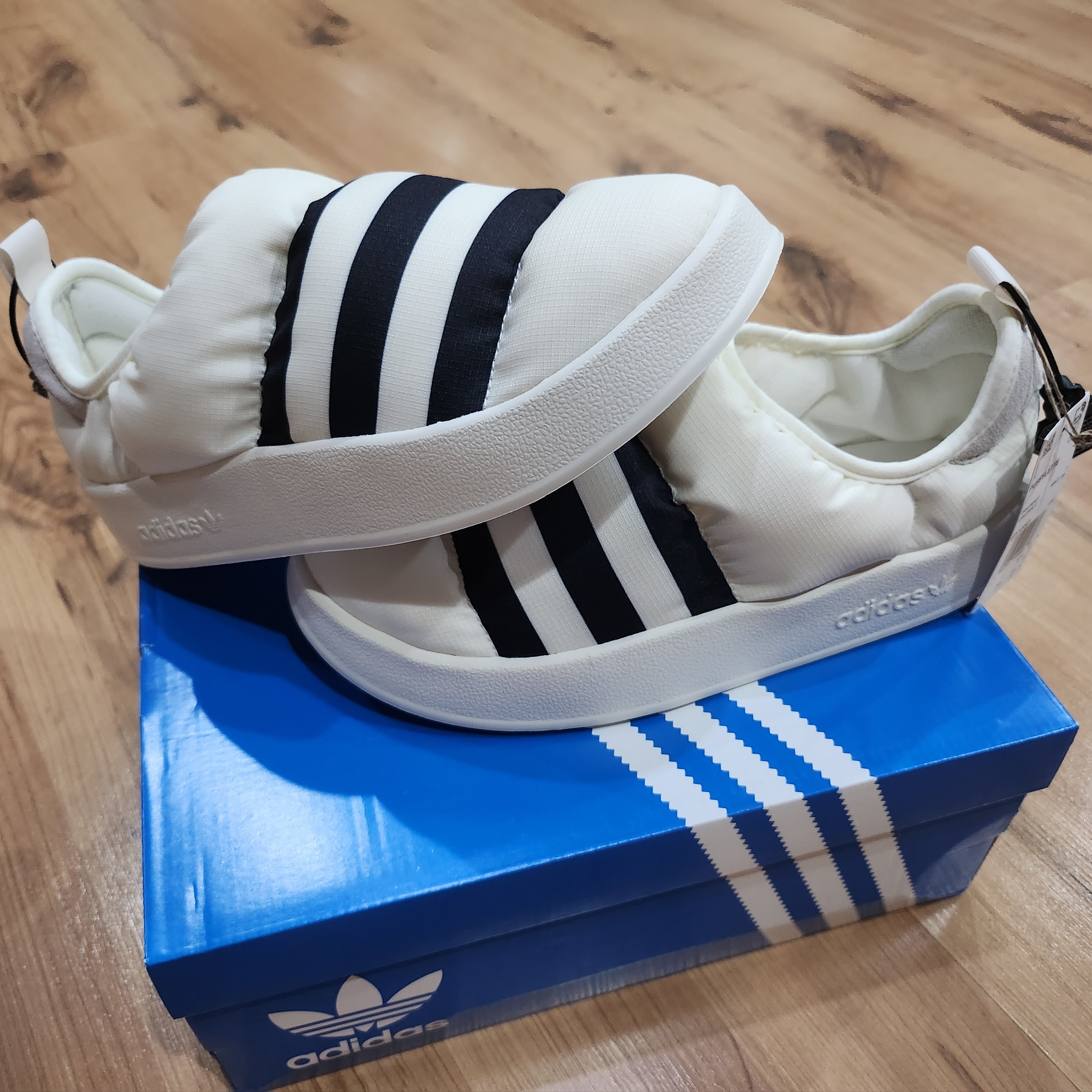 Adidas Puffylette Off White 착용 스타일 - 2