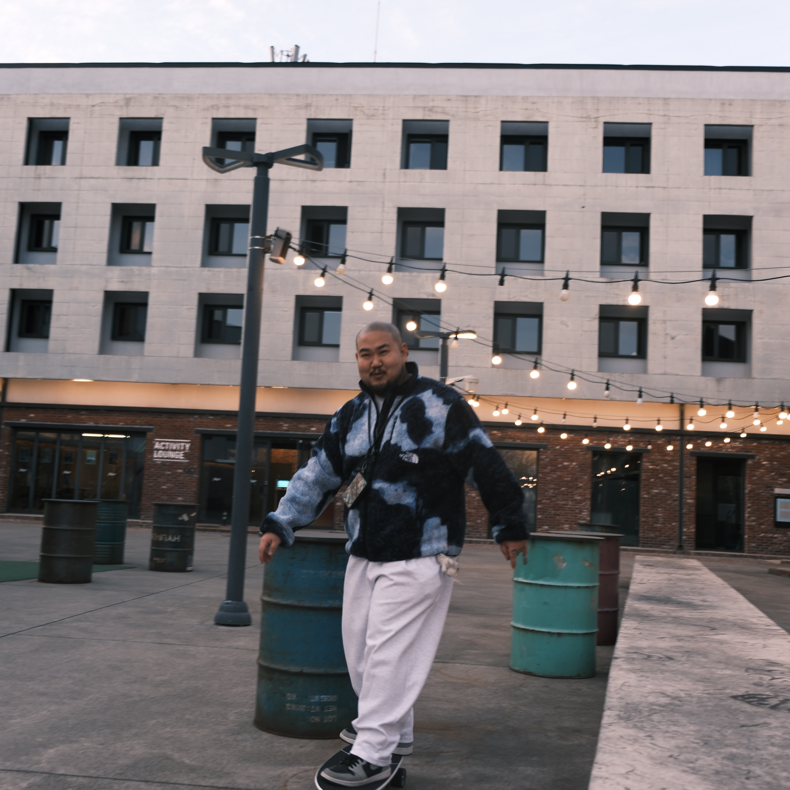 Supreme x The North Face Bleached Denim Print Fleece Jacket Indigo - 21FW, Jordan 1 Retro High OG Shadow 2.0 착용 스타일 - 3