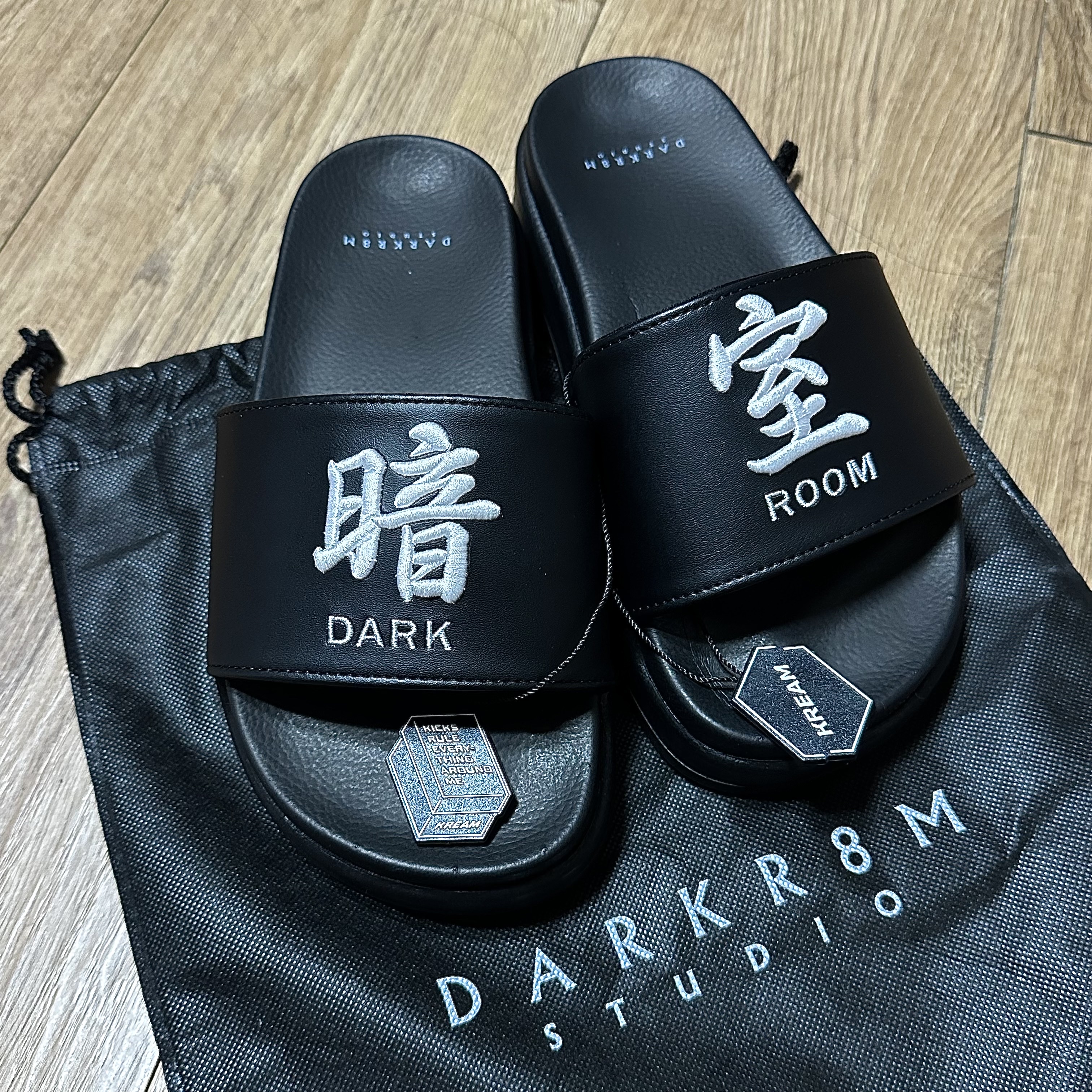 Darkr8m Studio Slides Black 착용 스타일