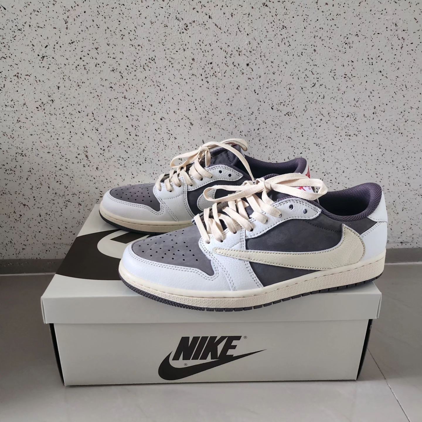Jordan 1 x Travis Scott Retro Low OG SP Sail and Ridgerock 착용 스타일 - 1