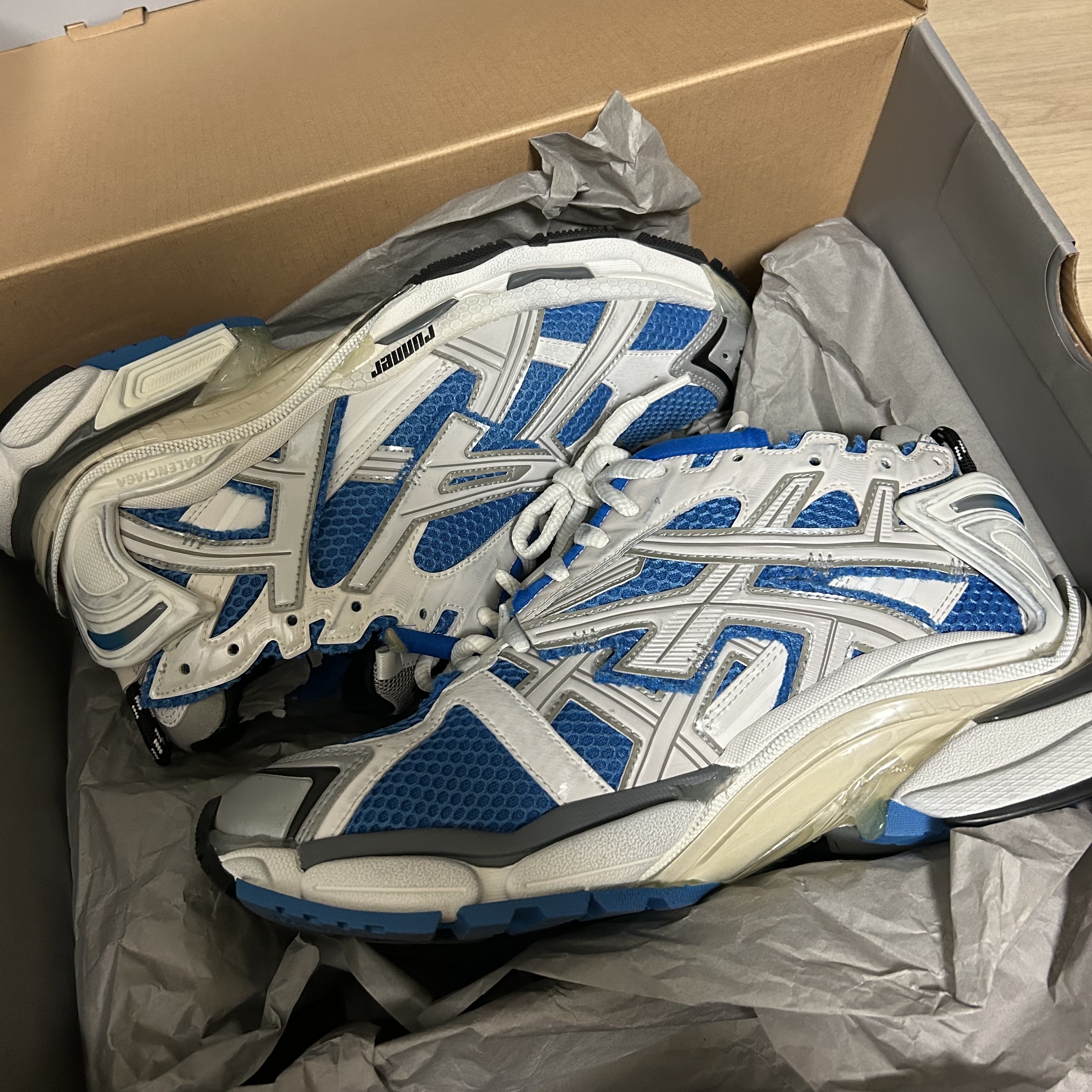 Balenciaga Runner Sneakers Blue White, Balenciaga Defender Sneakers Black 착용 스타일 - 3