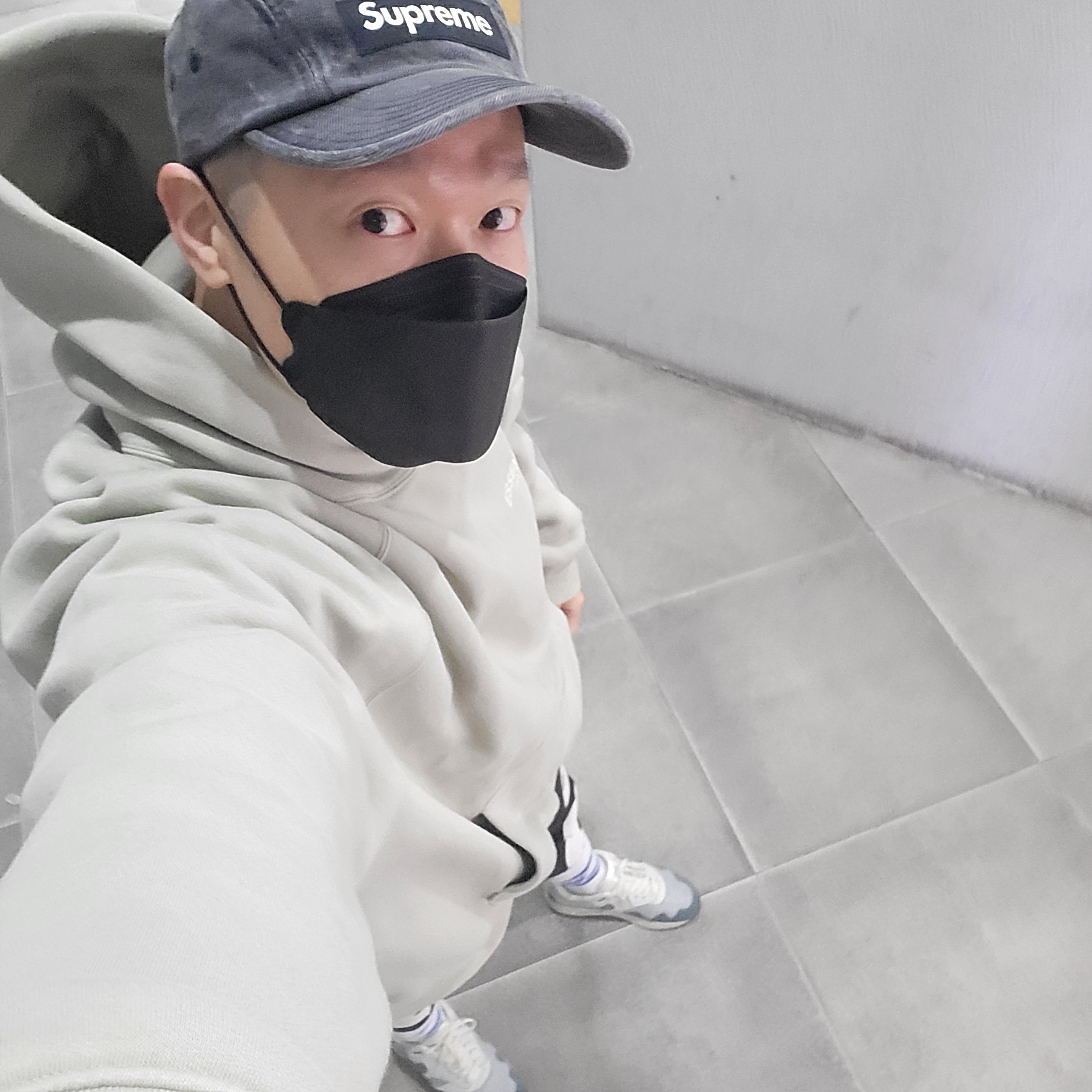 Essentials Hoodie Seafoam - 22SS, Supreme Denim Camp Cap Washed Black - 22FW 착용 스타일 - 2