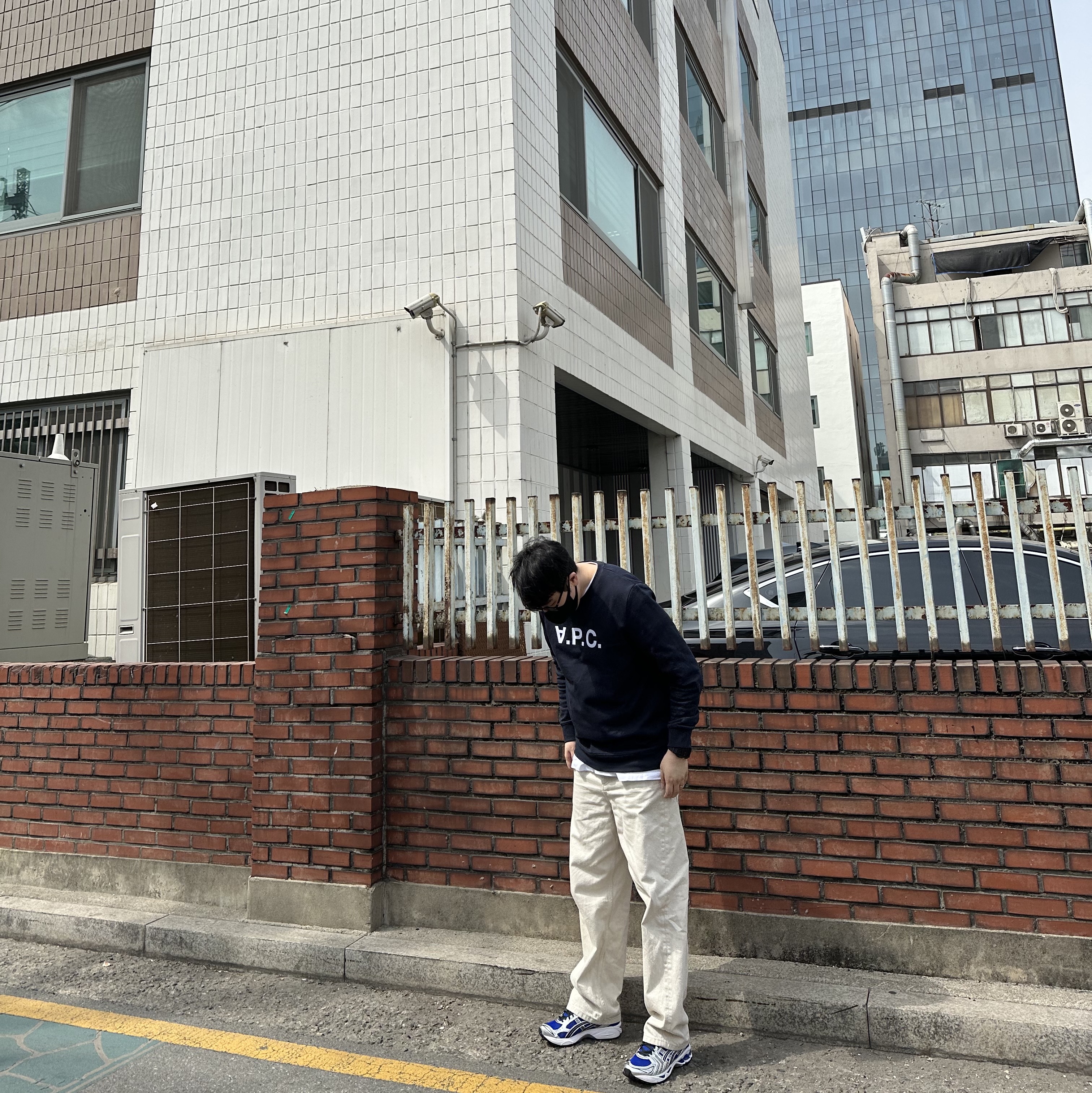 A.P.C. VPC Sweatshirt Dark Navy, Asics Gel-Kayano 14 Monaco Blue Black 착용 스타일