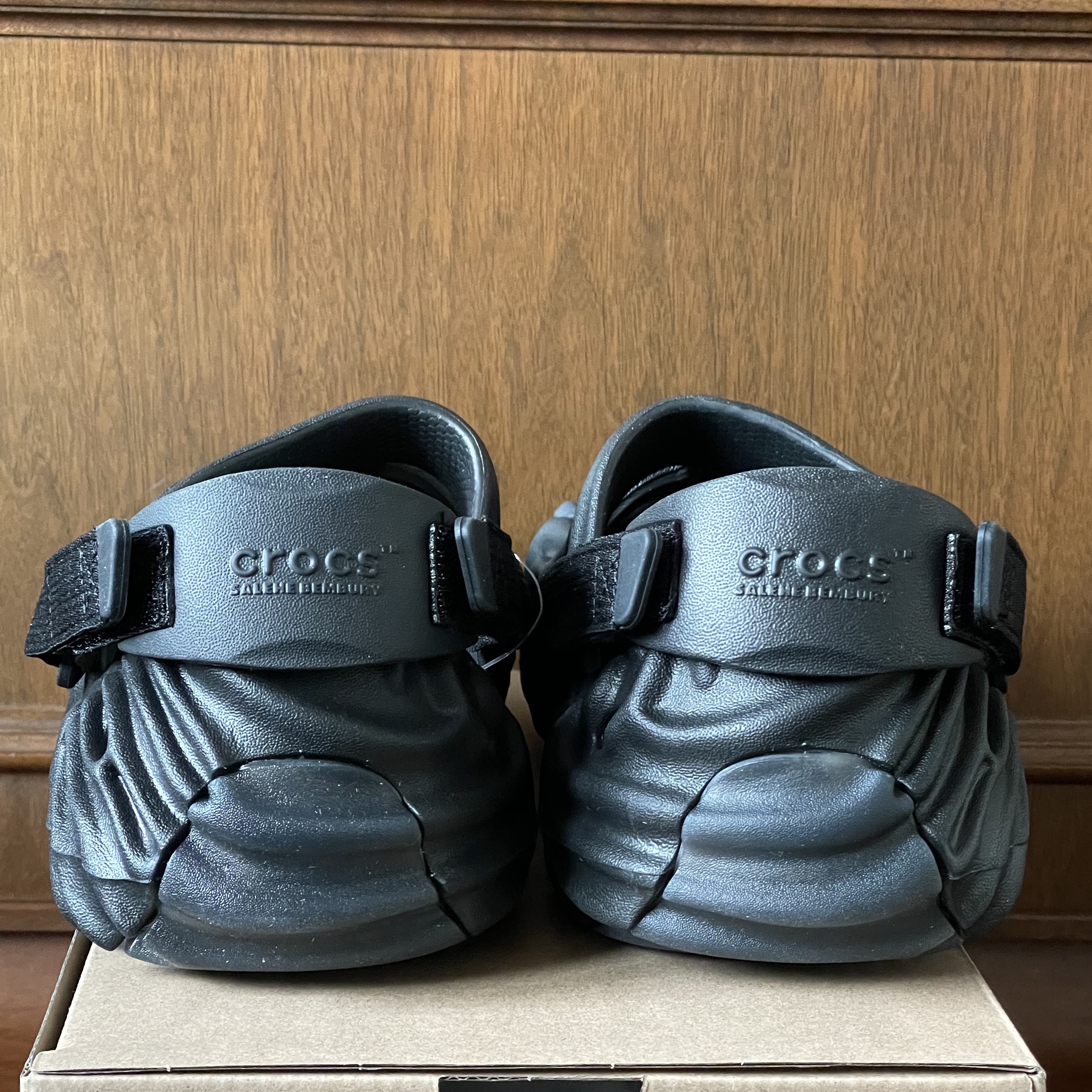 Crocs x Salehe Bembury Pollex Clog Sasquatch 착용 스타일 - 4