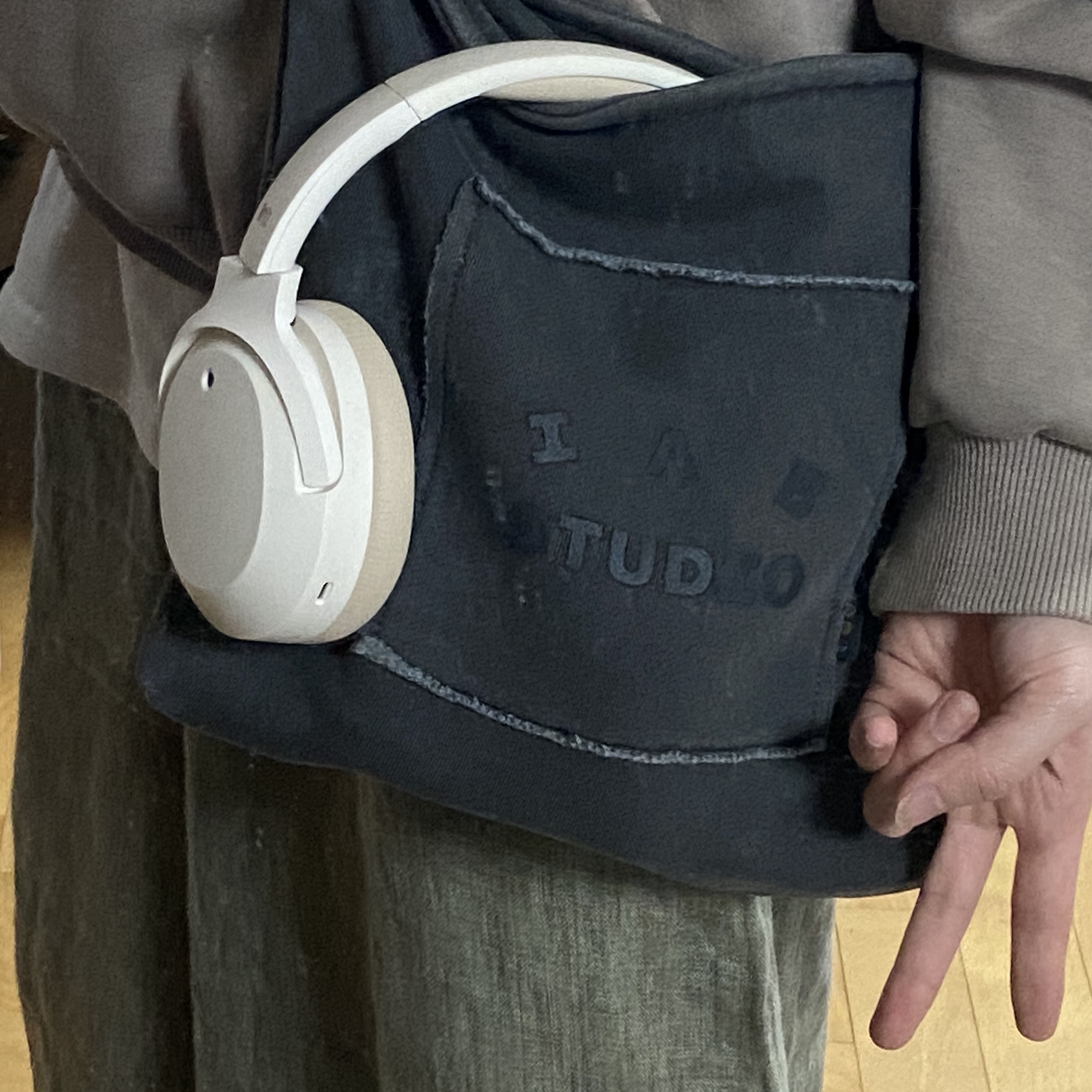 IAB Studio Pigment Bag Black 착용 스타일