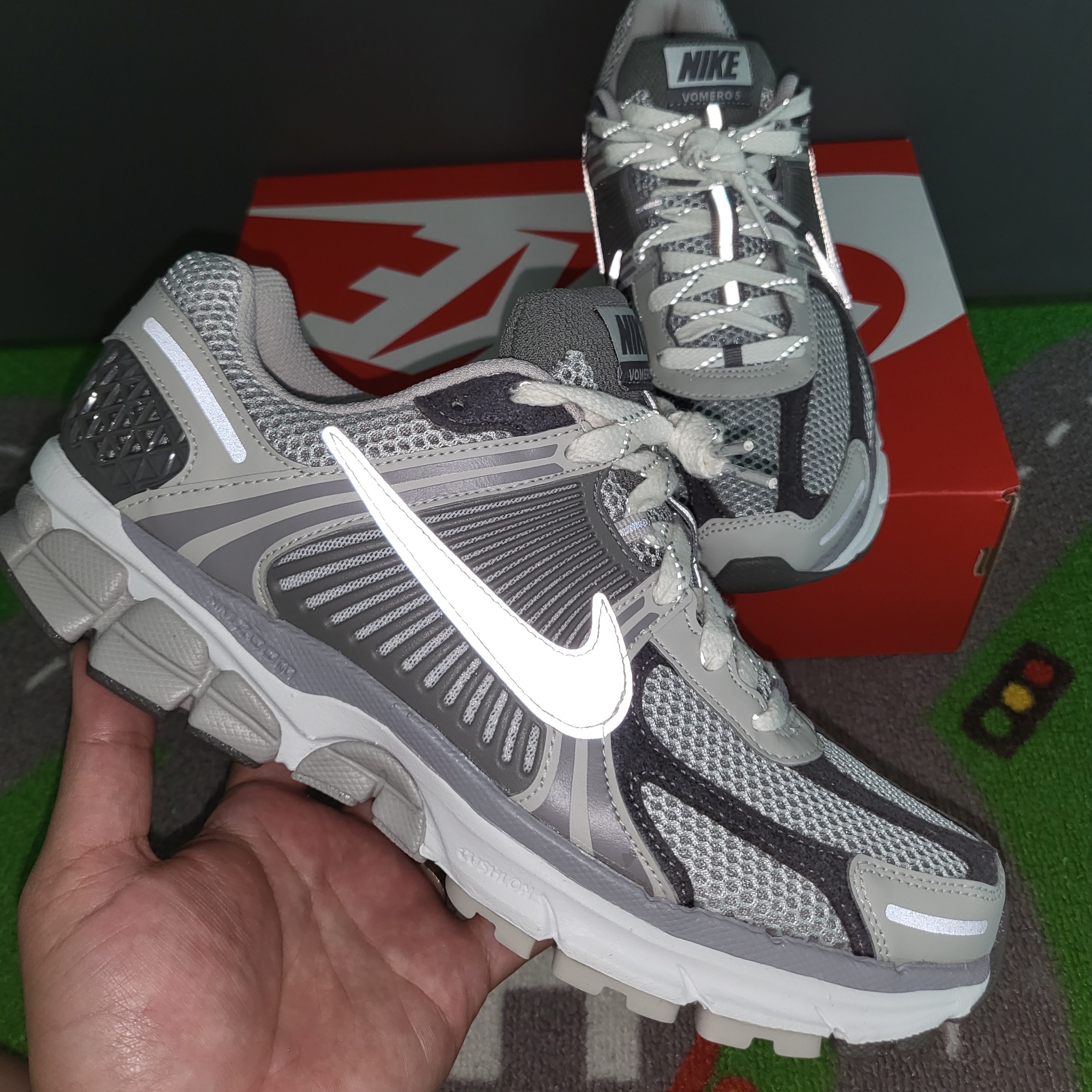 Nike Zoom Vomero 5 PRM Light Iron Ore and Flat Fewter 착용 스타일 - 1