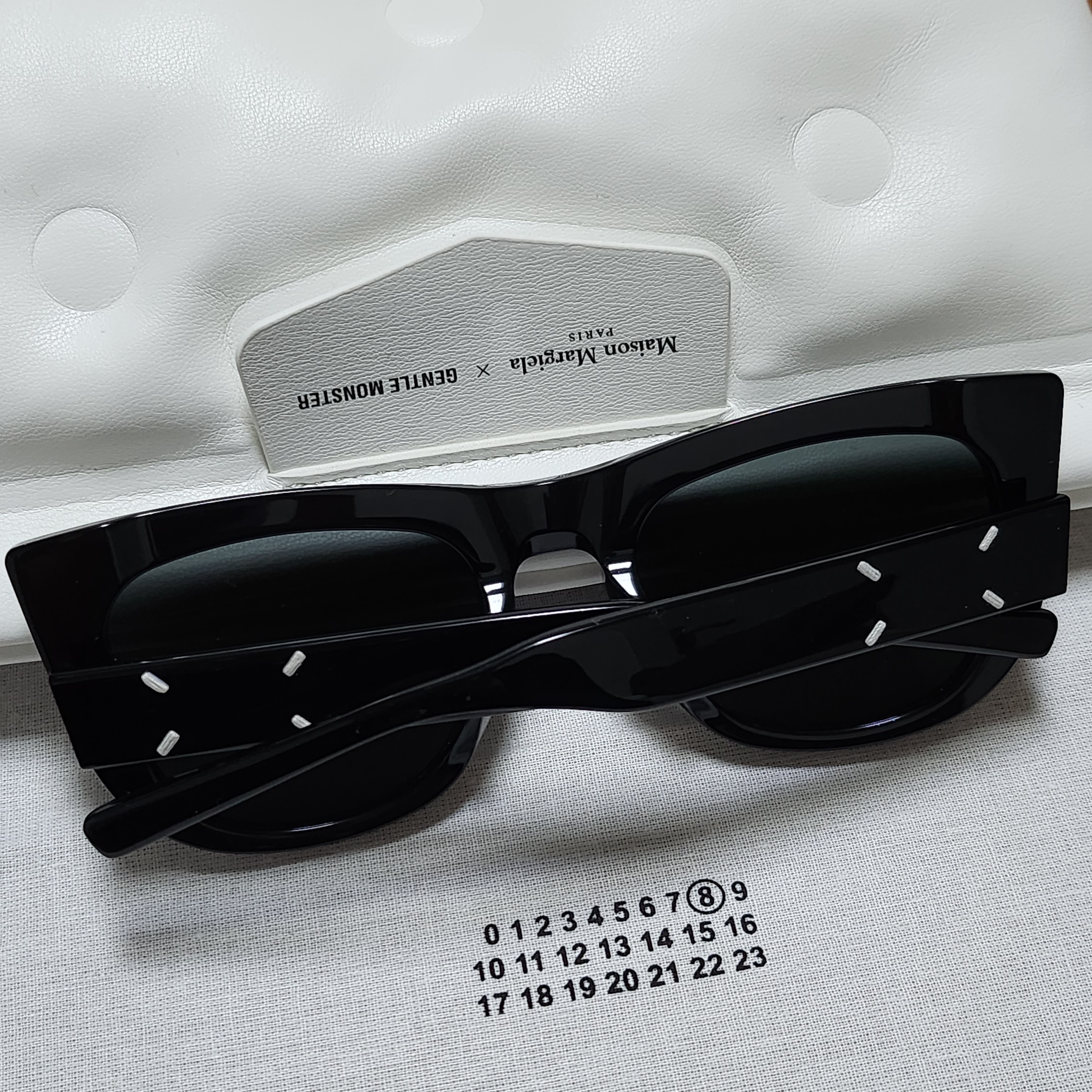 Gentle Monster x Maison Margiela MM008 Black Black 착용 스타일 - 1