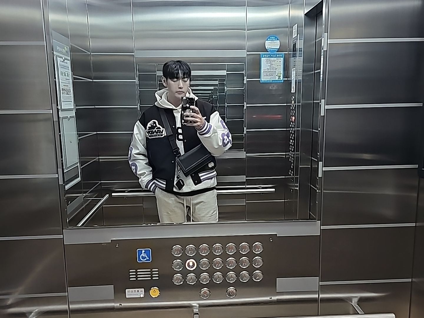 Vandy The Pink x XLarge Varsity Jacket, Stussy 8 Ball Keychain Black 착용 스타일