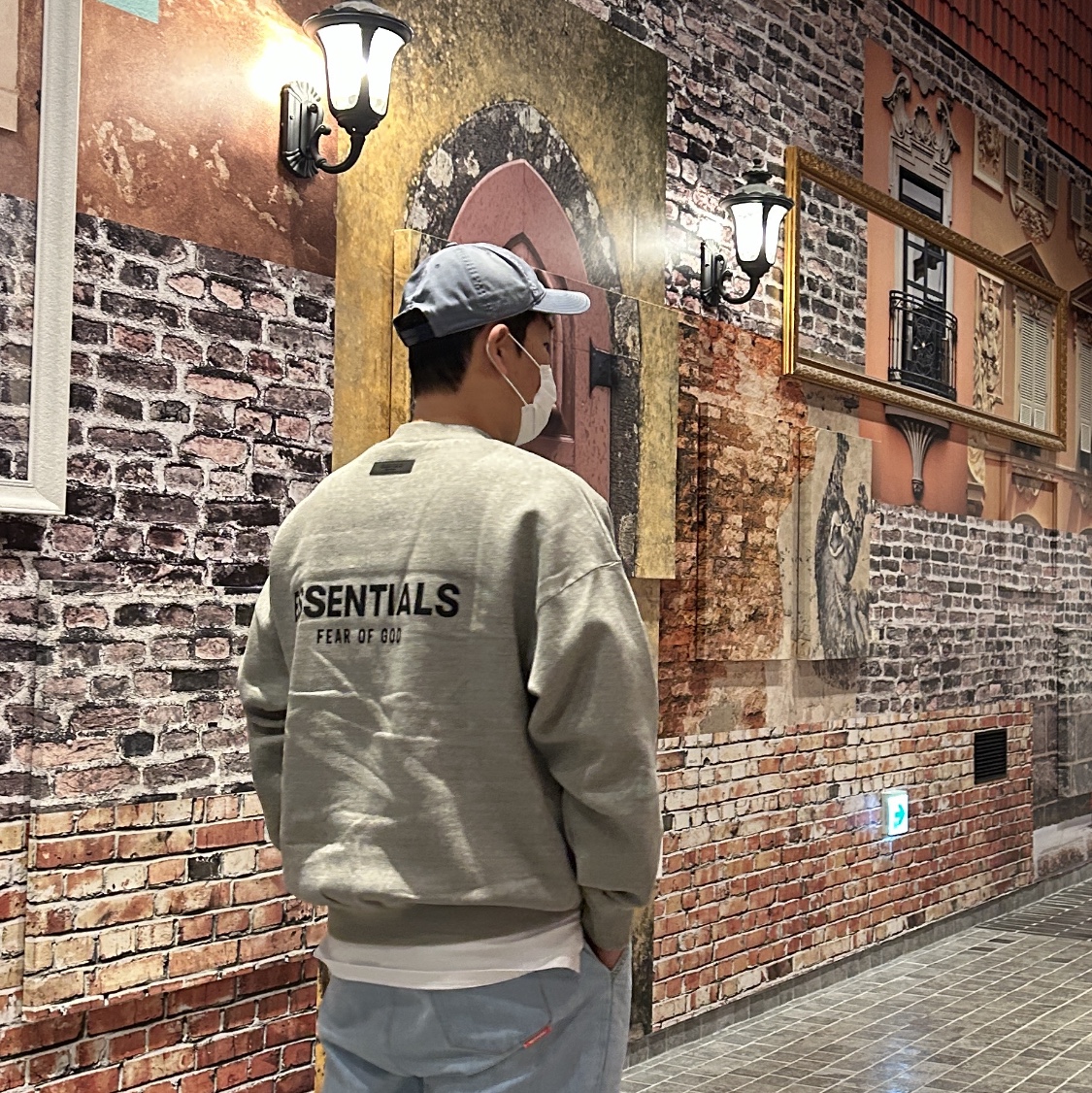 Essentials The Core Collection Crewneck Sweatshirt Dark Oatmeal 착용 스타일