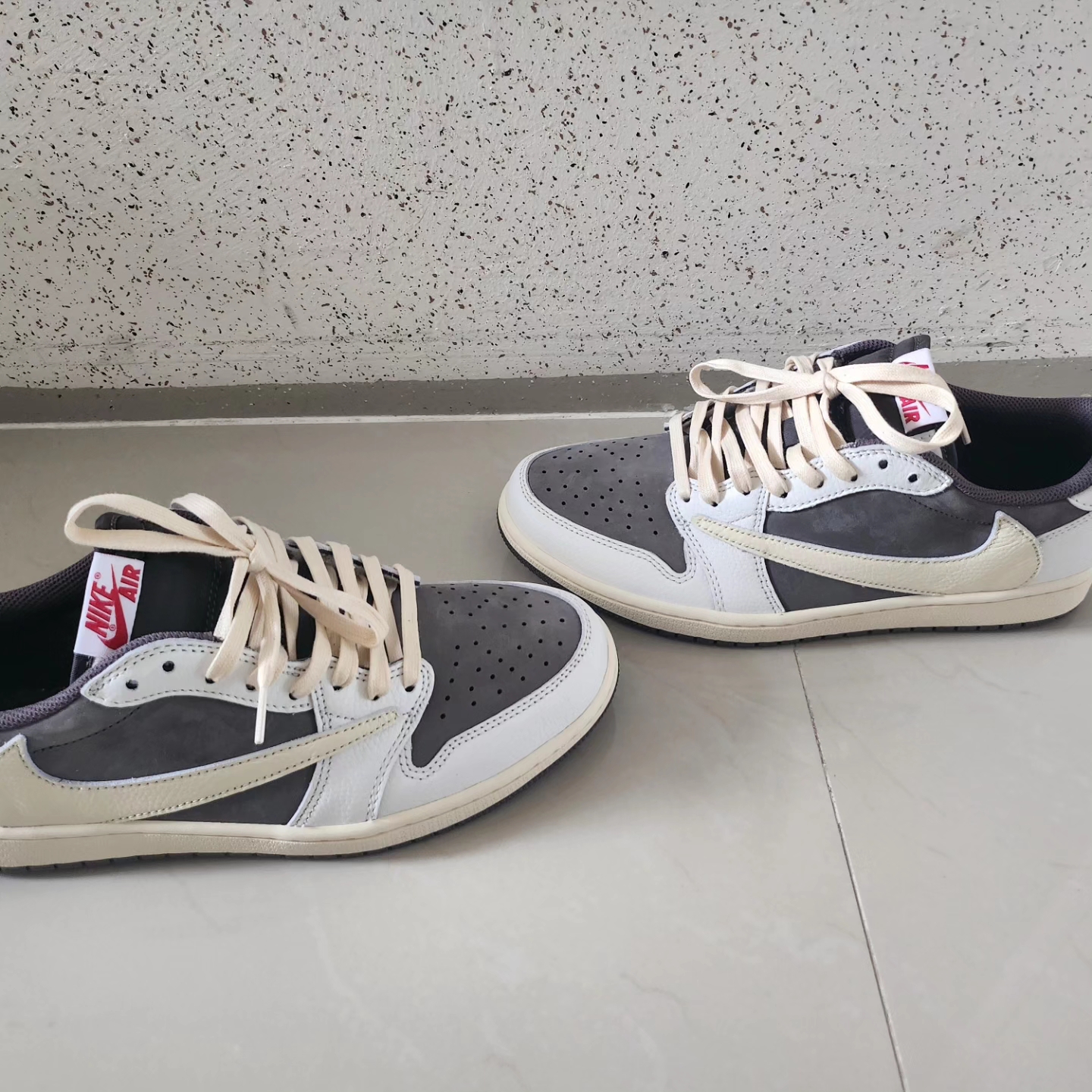 Jordan 1 x Travis Scott Retro Low OG SP Sail and Ridgerock 착용 스타일 - 2