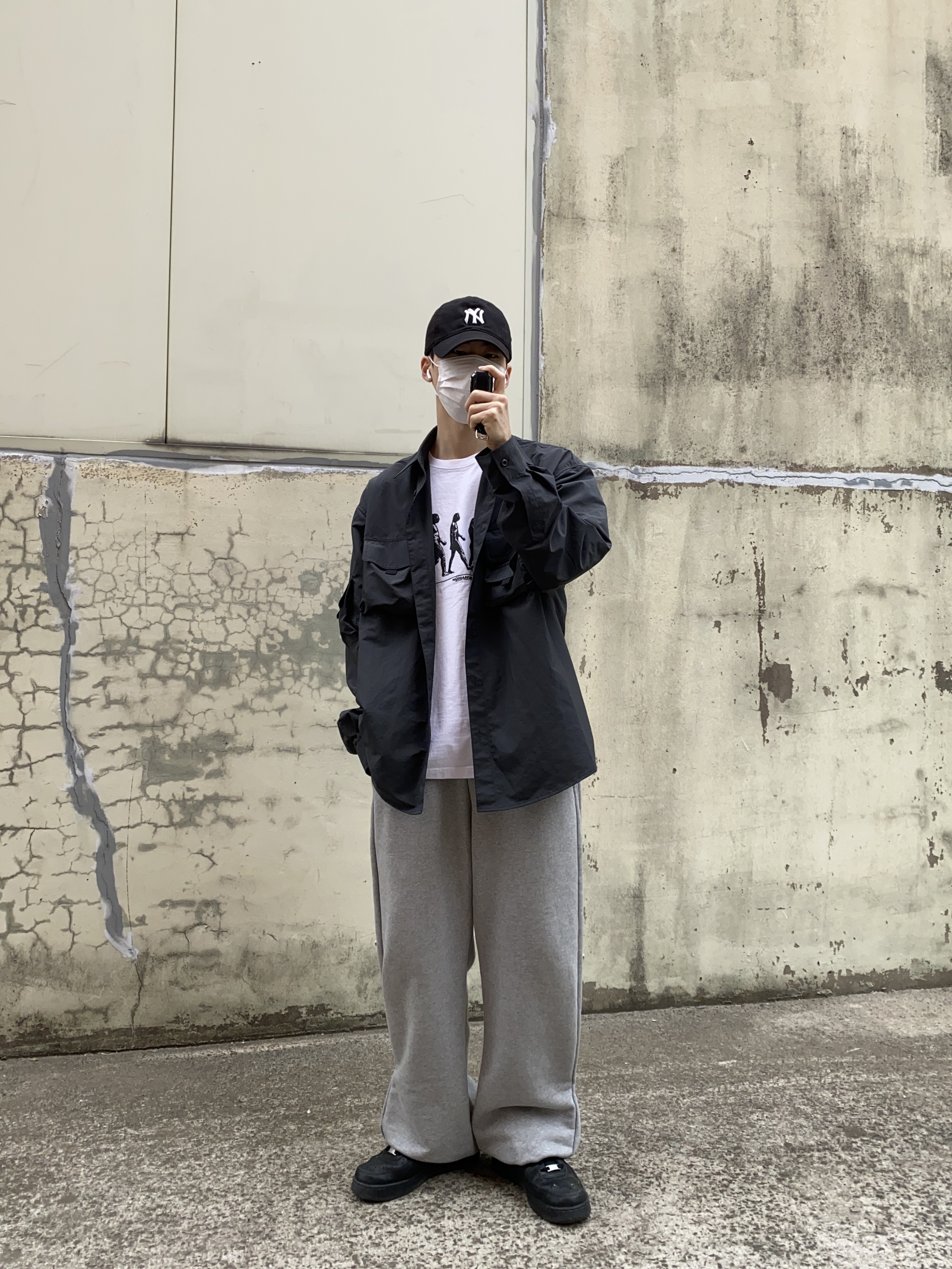 Nike Air Force 1 '07 Low Triple Black 착용 스타일