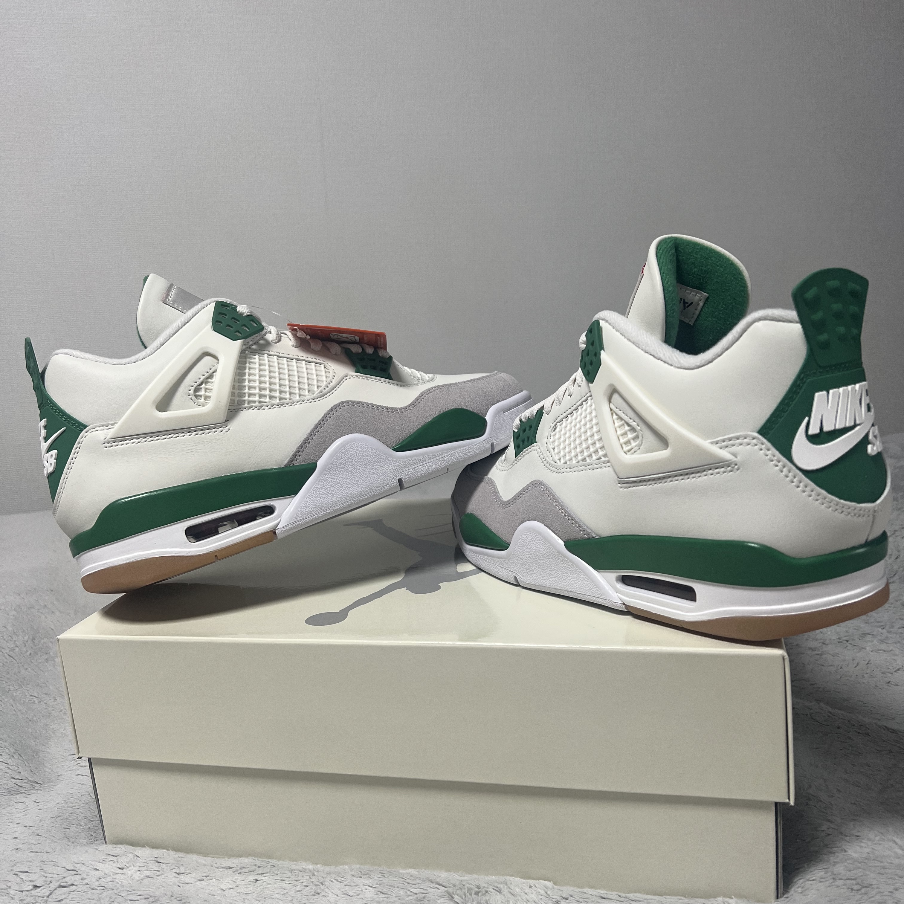 Jordan 4 x Nike SB Retro SP Pine Green 착용 스타일