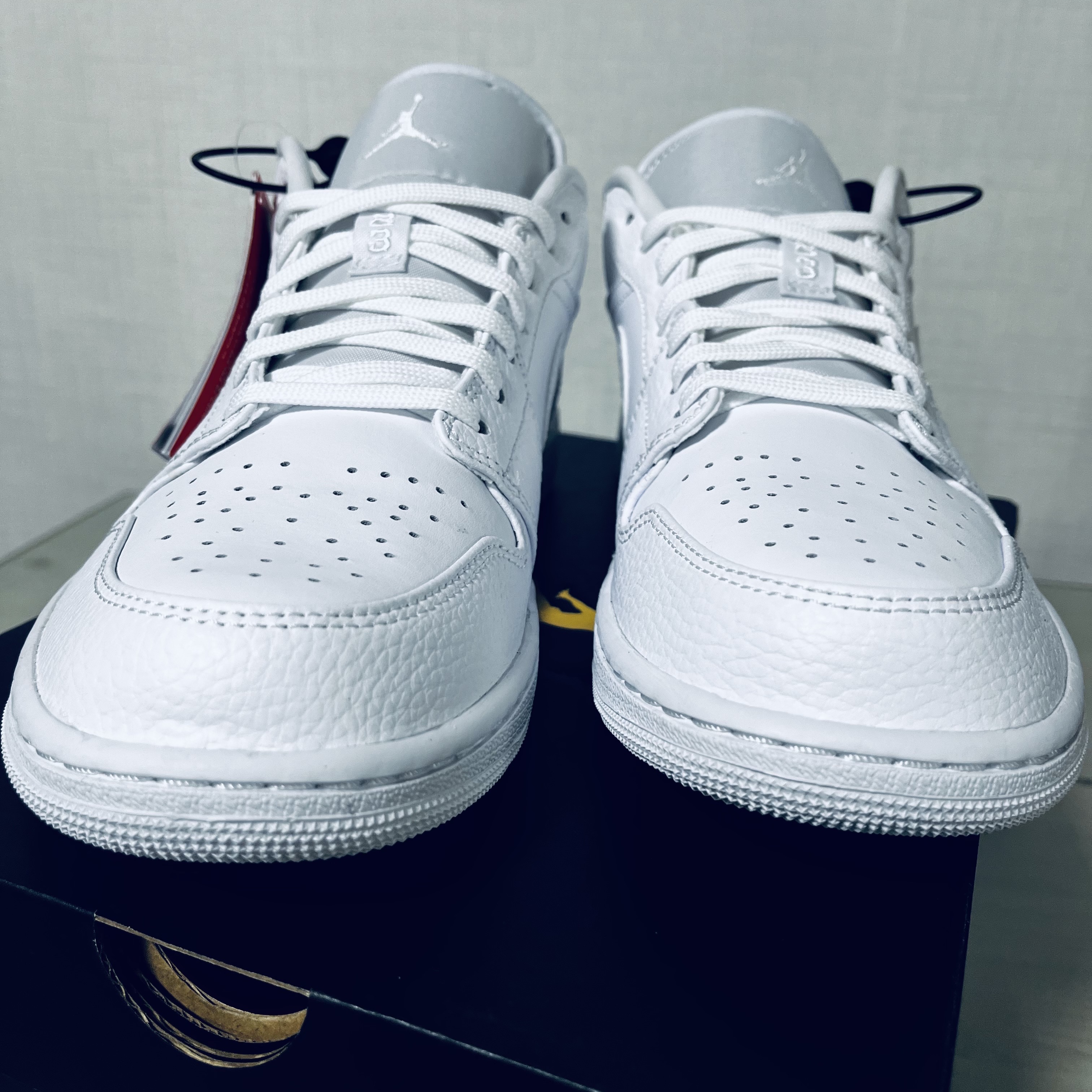 Jordan 1 Low Triple White Tumbled Leather 2020 착용 스타일 - 1