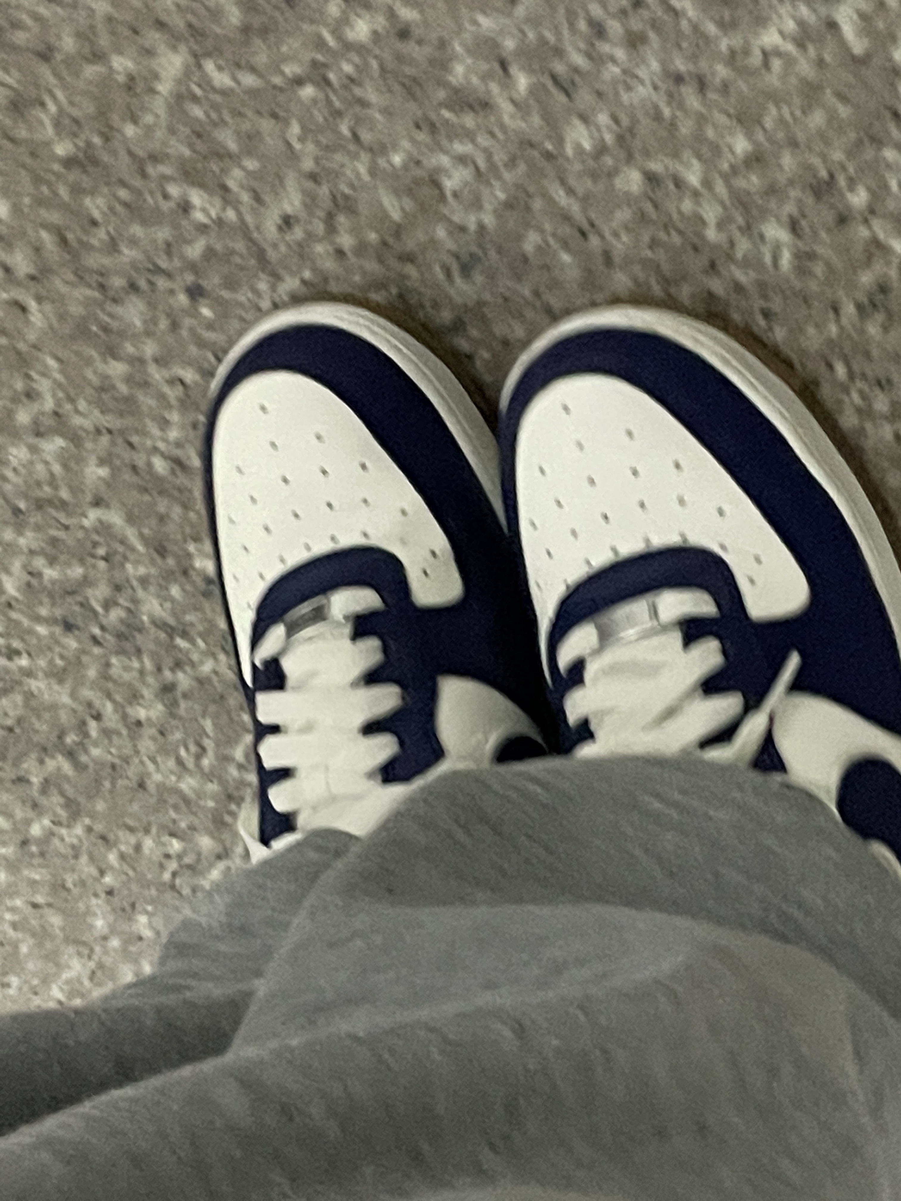 Nike Air Force 1 '07 LV8 Midnight Navy 착용 스타일 - 1