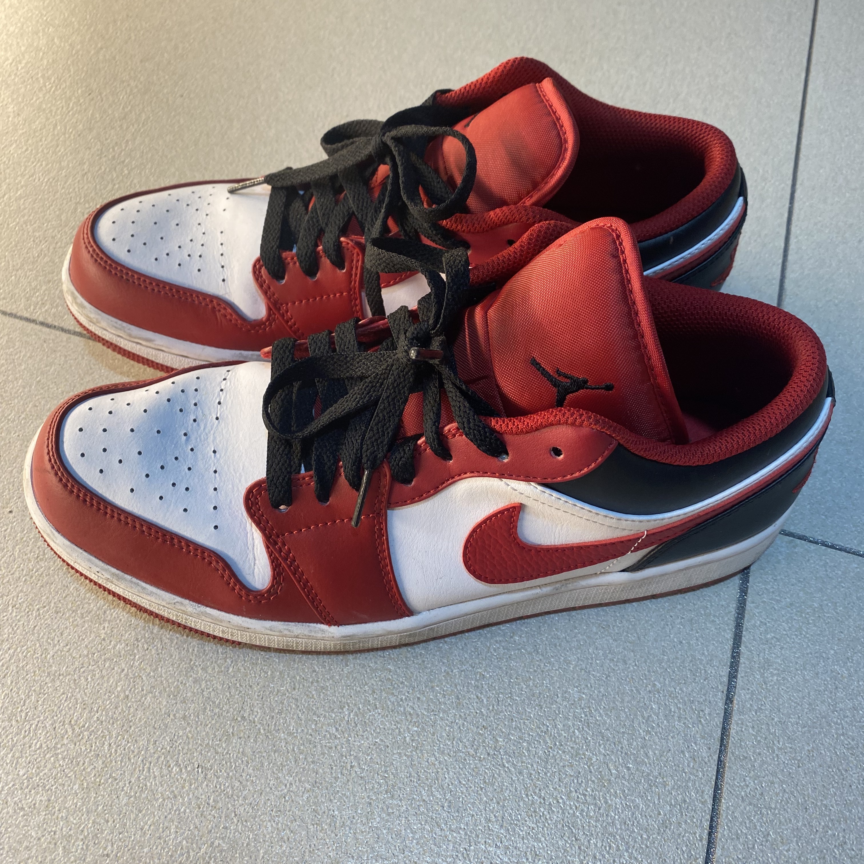 Jordan 1 Low White Gym Red Black 착용 스타일 - 1