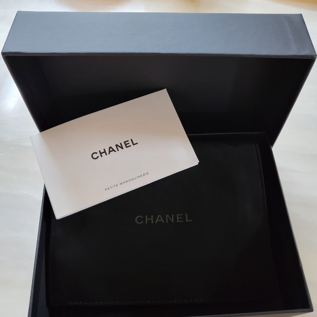 Chanel Small Classic Flap Wallet Grained Calfskin & Silver Black 착용 스타일 - 1