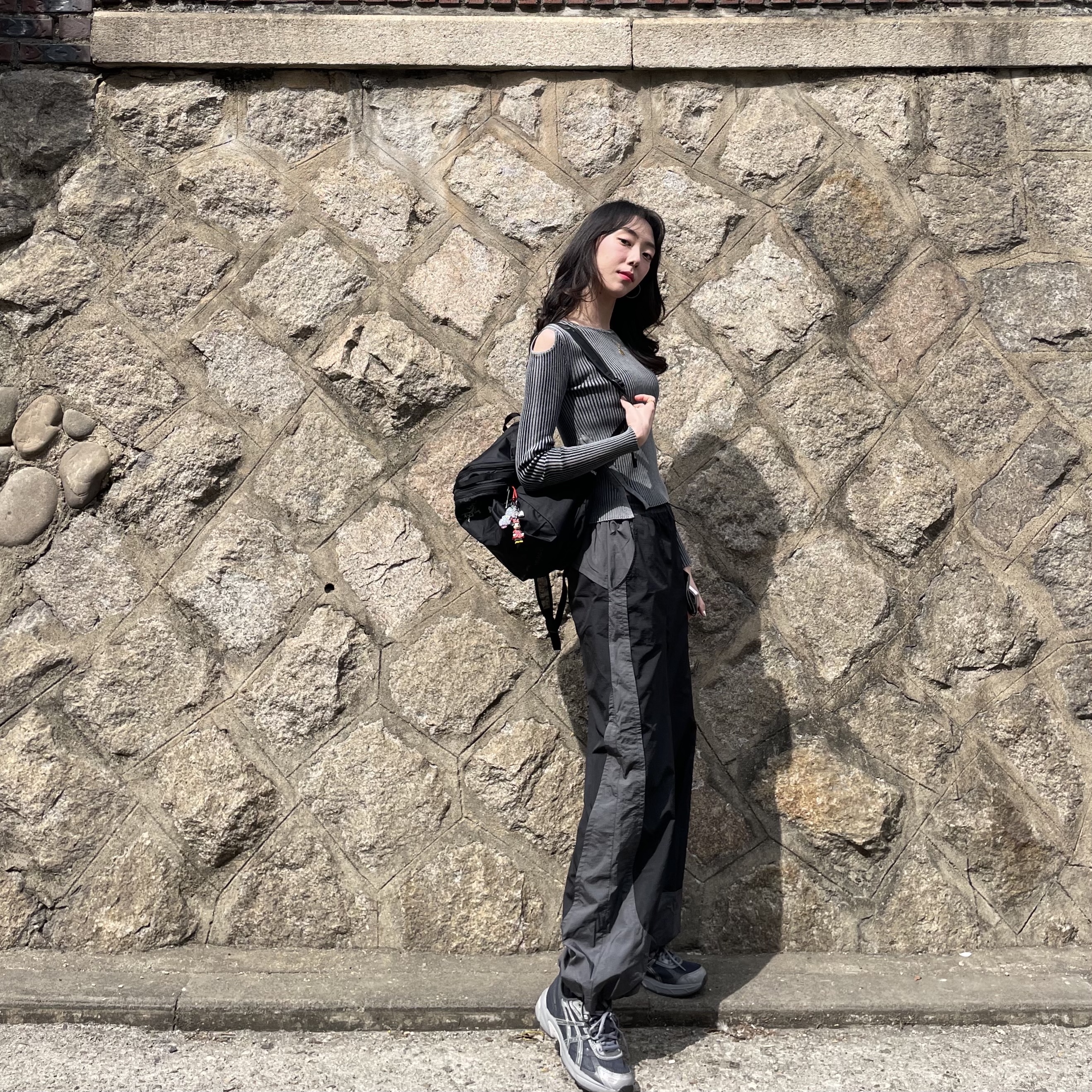 Asics Gel-1130 RE Obsidian Grey, Arc'teryx Heliad 15 Backpack Black 착용 스타일