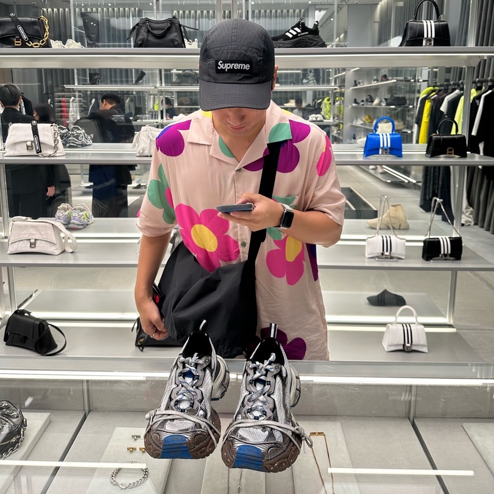 Louis Vuitton x YK Pocket Organizer Black Red, Balenciaga 3XL Sneakers Worn Out Grey White Blue 착용 스타일 - 3