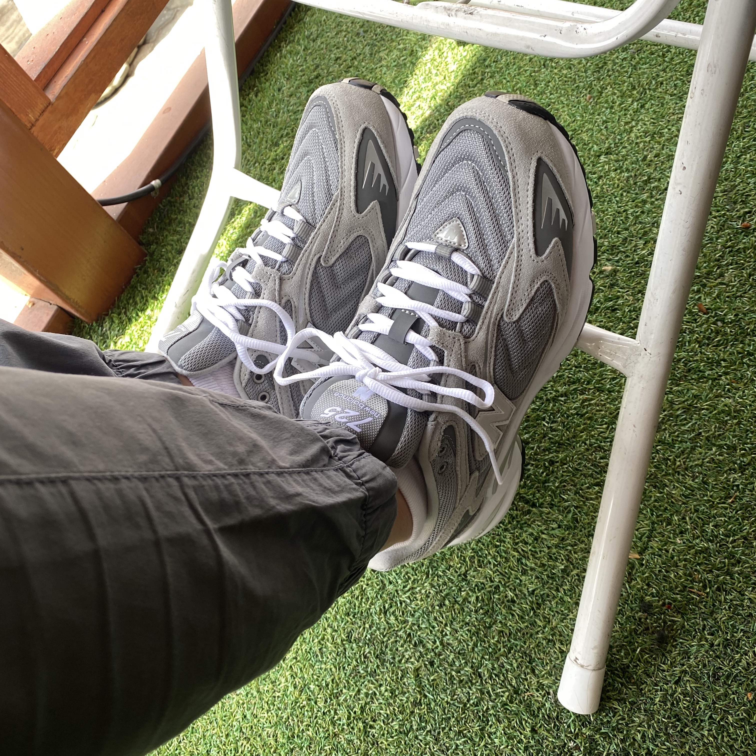 New Balance 725 Grey 착용 스타일 - 2