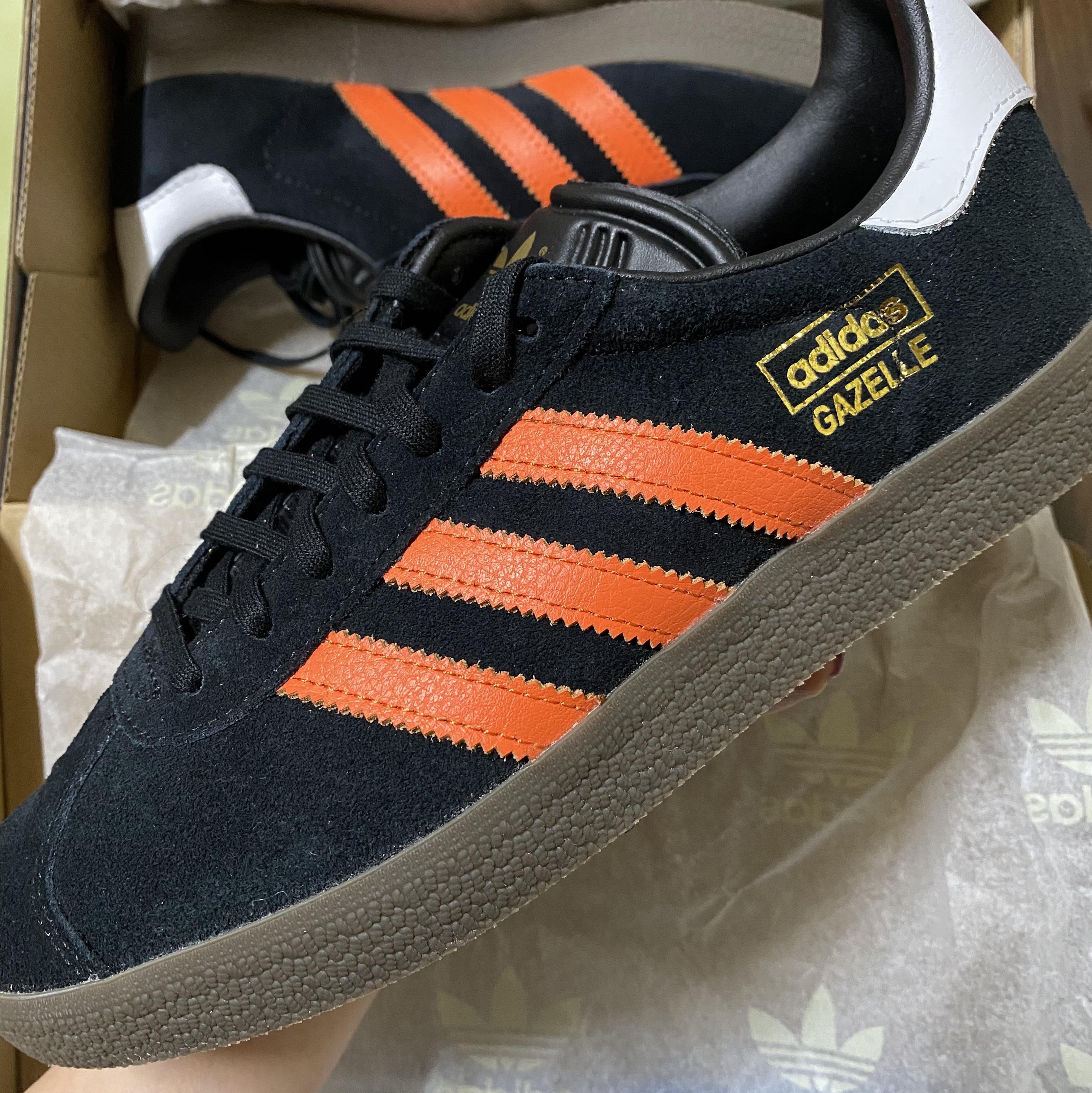 Adidas Gazelle Core Black Orange 착용 스타일
