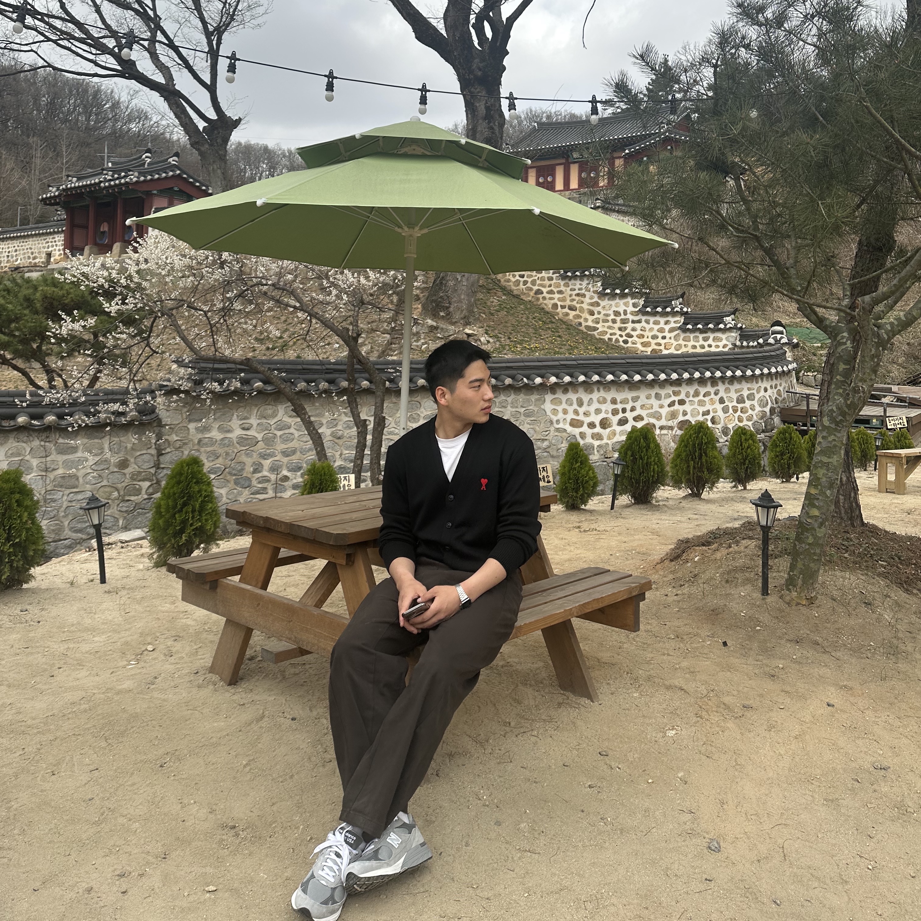 AMI de Coeur Wool Cardigan Black, New Balance 993 Made in USA Grey - D Standard 착용 스타일 - 2
