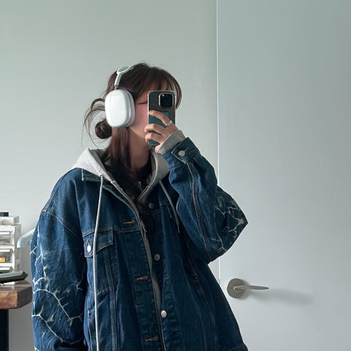 Apple AirPods Max Lightning Silver (Korean Ver.), Supreme Shibori Denim Trucker Jacket Rigid Indigo - 23SS 착용 스타일